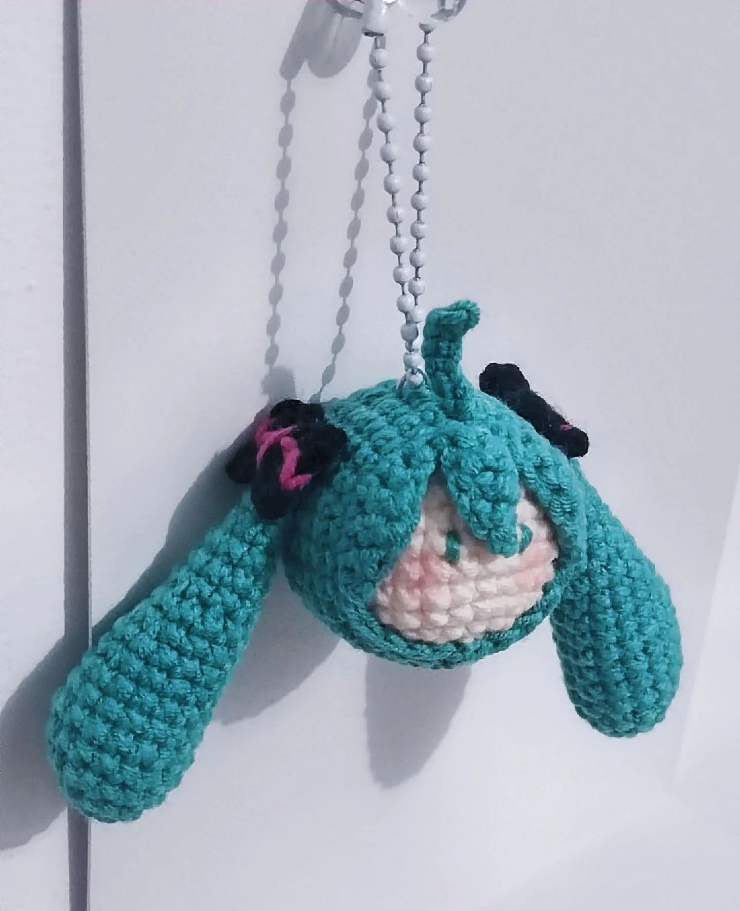 Búp bê móc len ngộ nghĩnh với tai dài và mắt to tròn