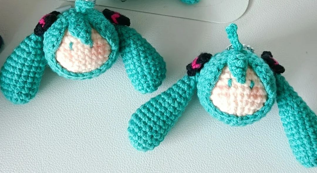 Búp bê móc len ngộ nghĩnh với tai dài và mắt to tròn