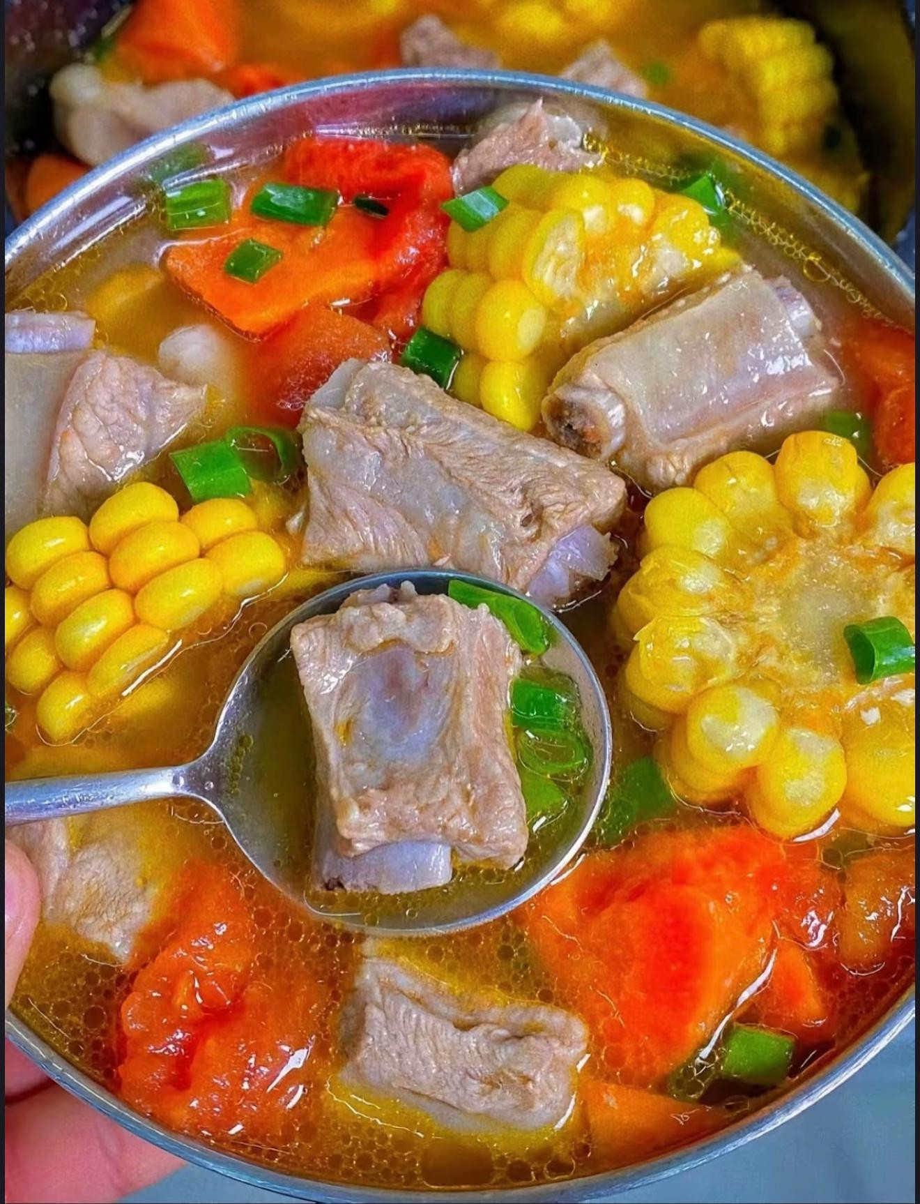 Canh xương heo nấu bắp ngọt ngào, bổ dưỡng