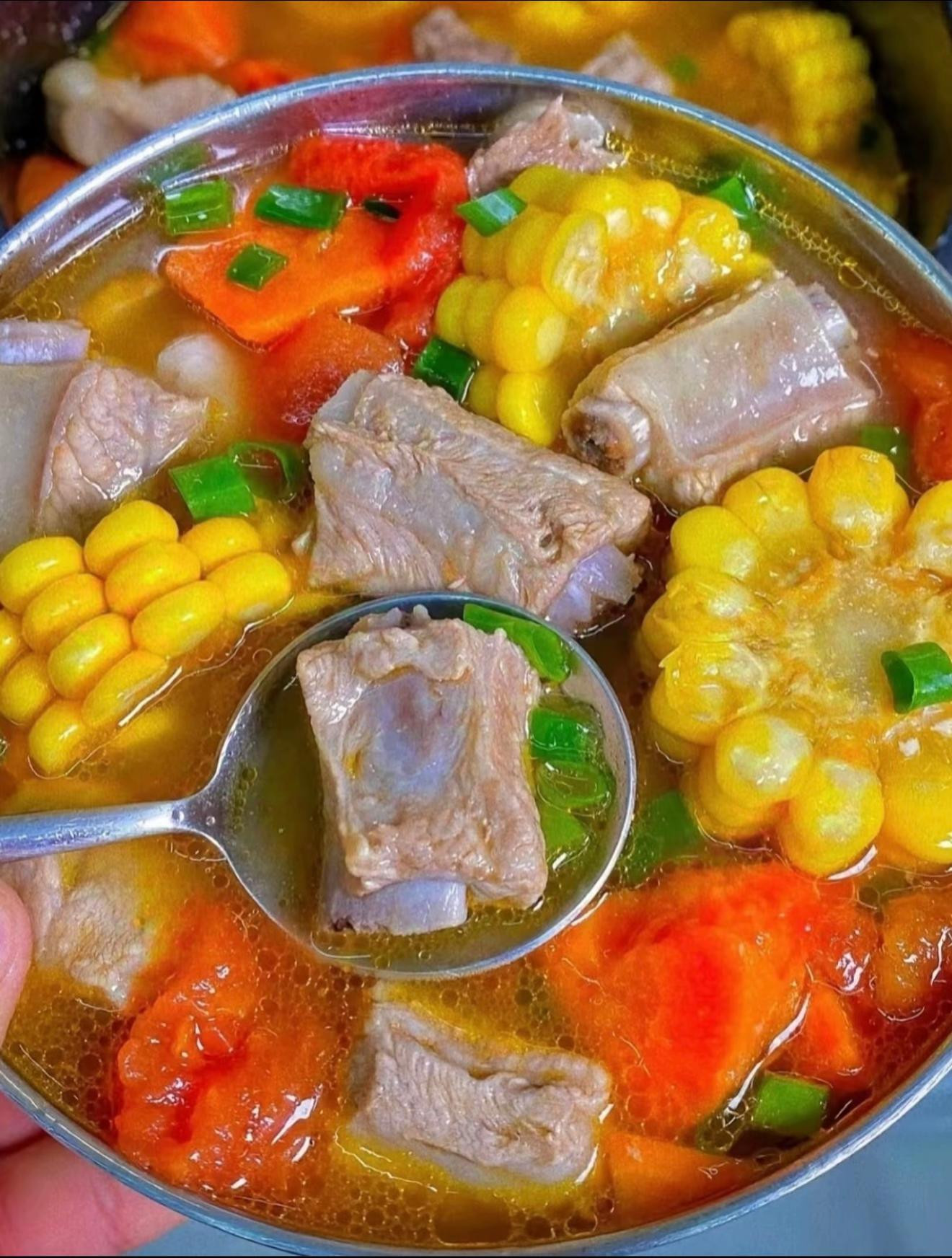 Canh xương heo nấu bắp ngọt ngào, bổ dưỡng