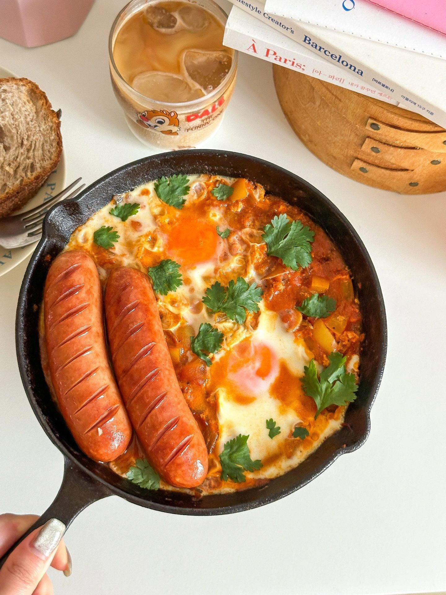 Chảo Gang Hầm Trứng Xúc Xích Đậm Đà Hương Vị Địa Trung Hải