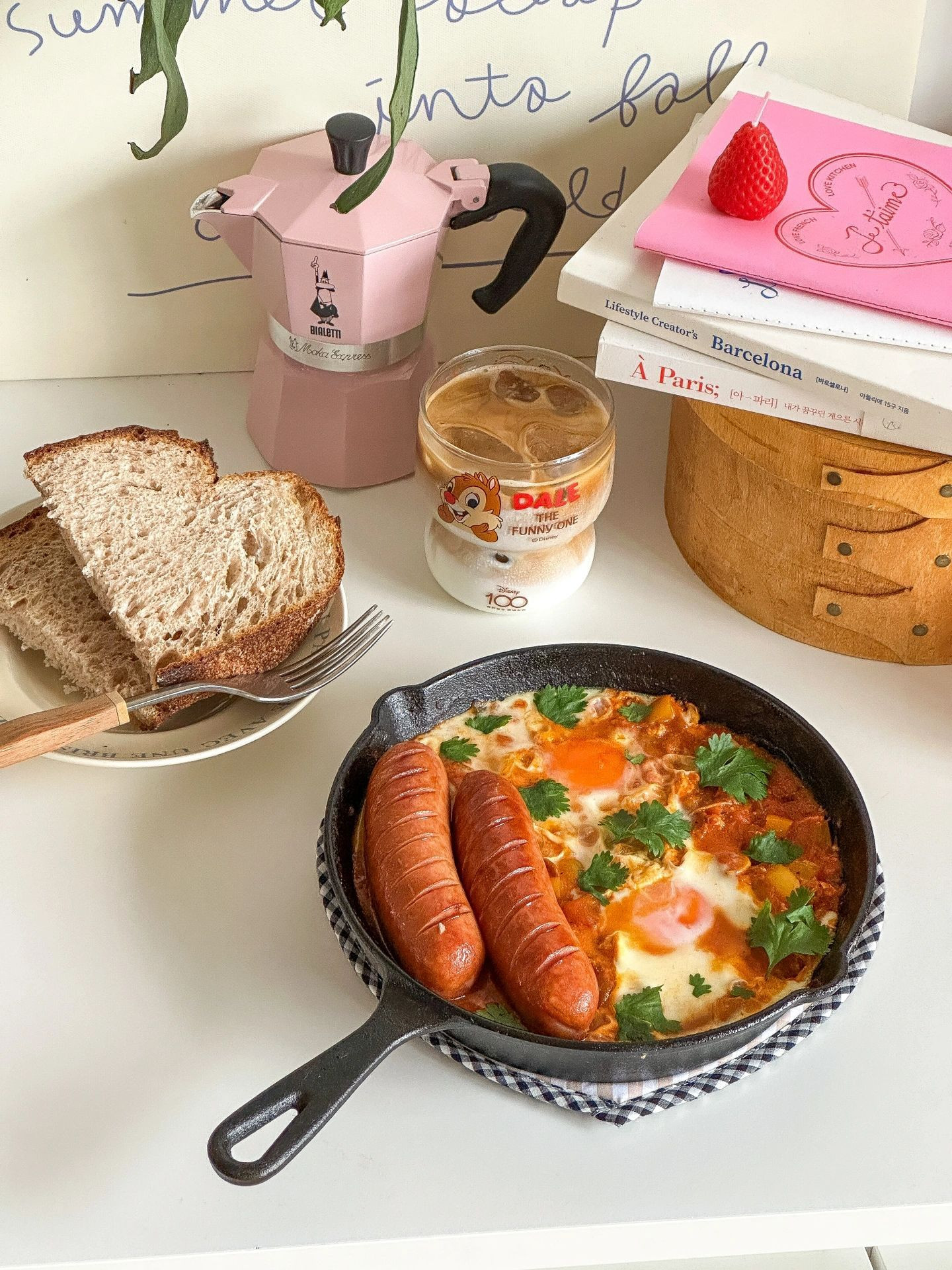 Chảo Gang Hầm Trứng Xúc Xích Đậm Đà Hương Vị Địa Trung Hải