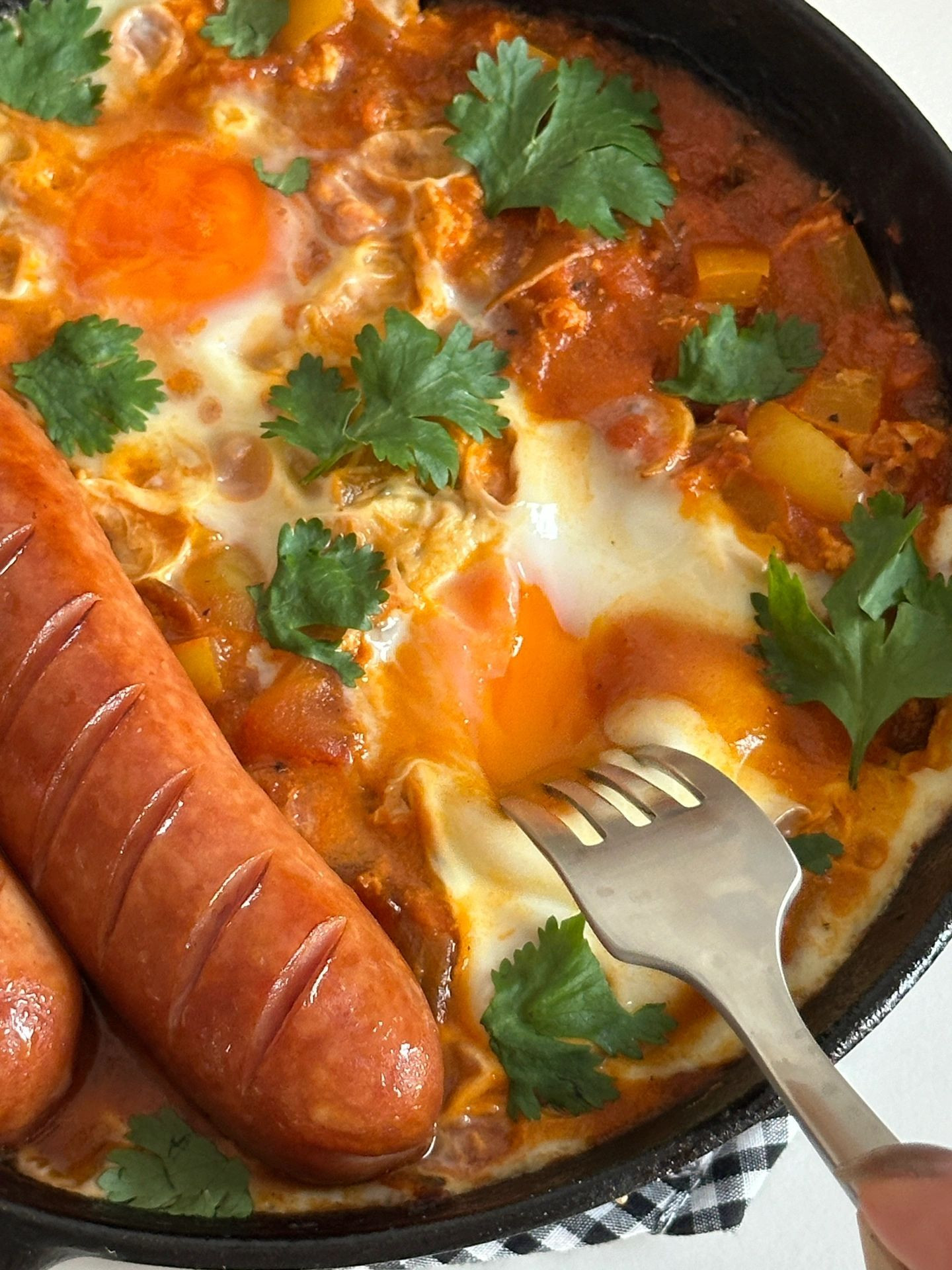 Chảo Gang Hầm Trứng Xúc Xích Đậm Đà Hương Vị Địa Trung Hải