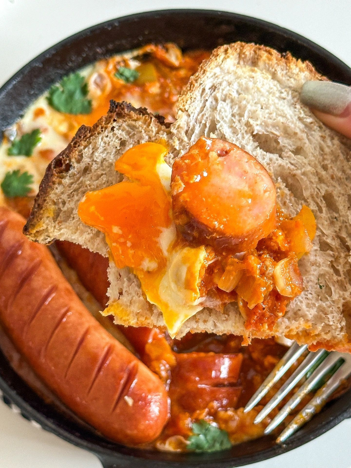 Chảo Gang Hầm Trứng Xúc Xích Đậm Đà Hương Vị Địa Trung Hải