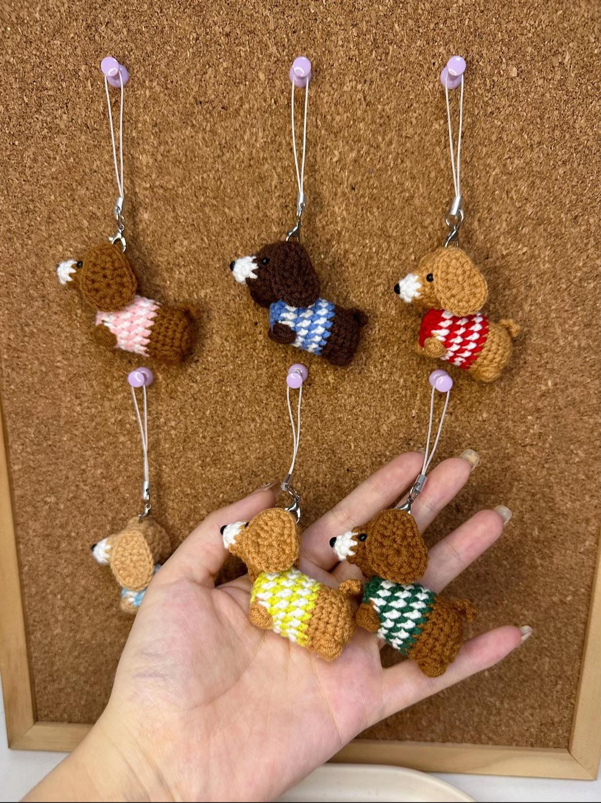 Chú chó len dễ thương với áo len nhiều màu sắc