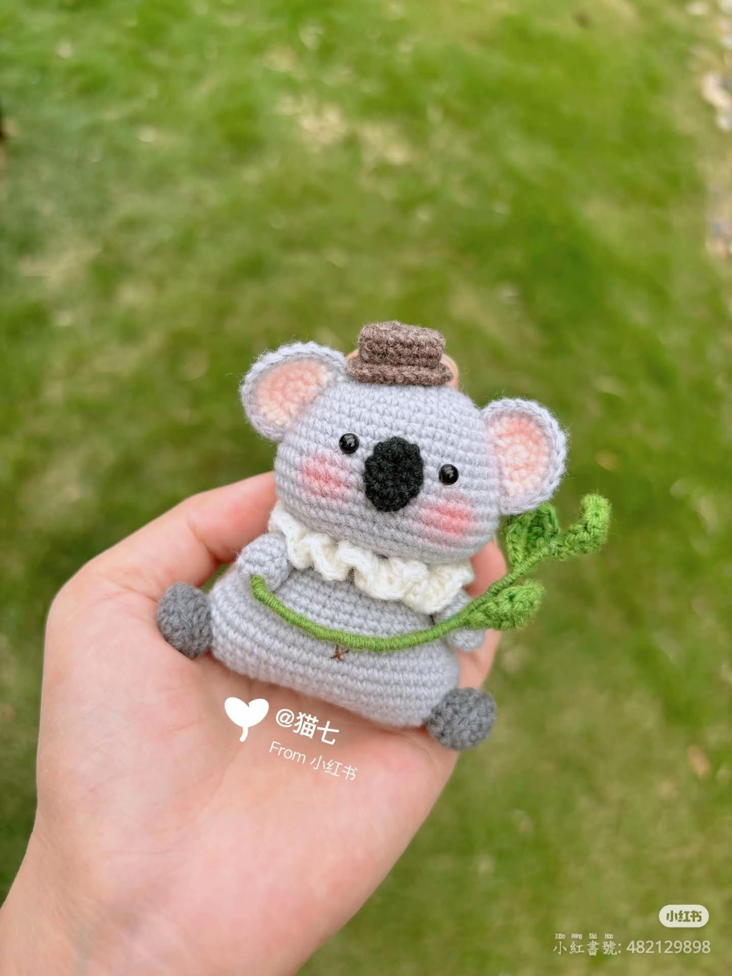 Chú voi len nhỏ xinh với bông hoa hướng dương tươi tắn