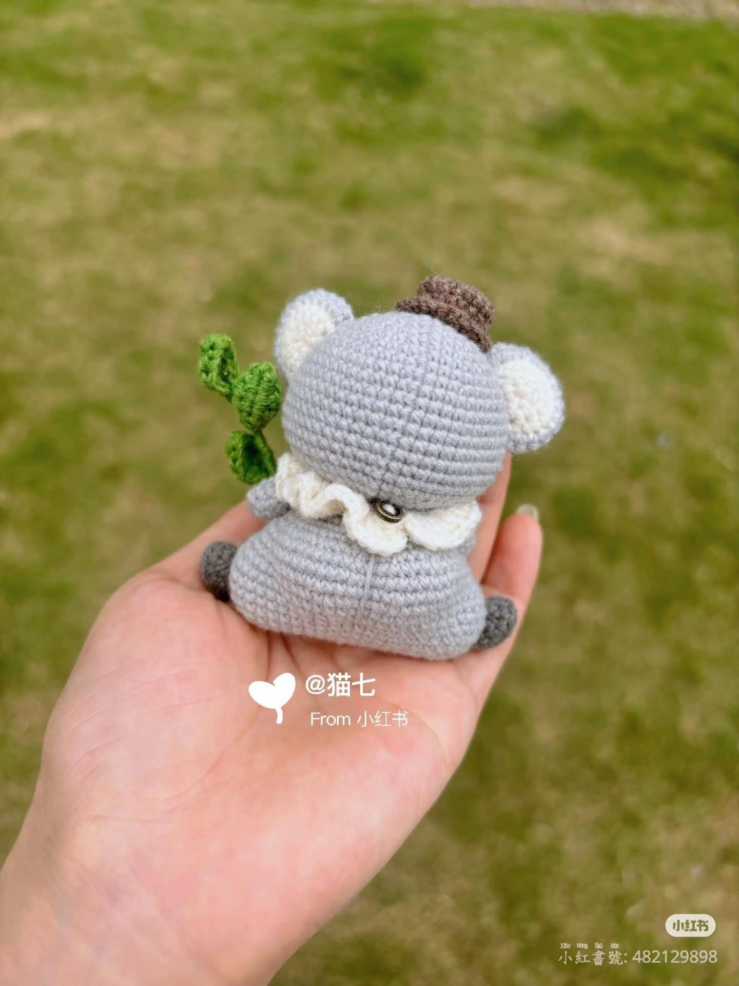 Chú voi len nhỏ xinh với bông hoa hướng dương tươi tắn