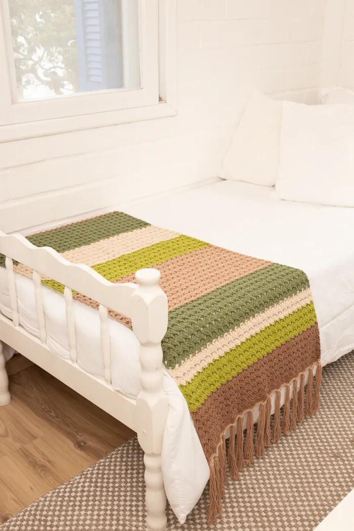 Cobertor de crochê em tons terrosos para decoração de cama