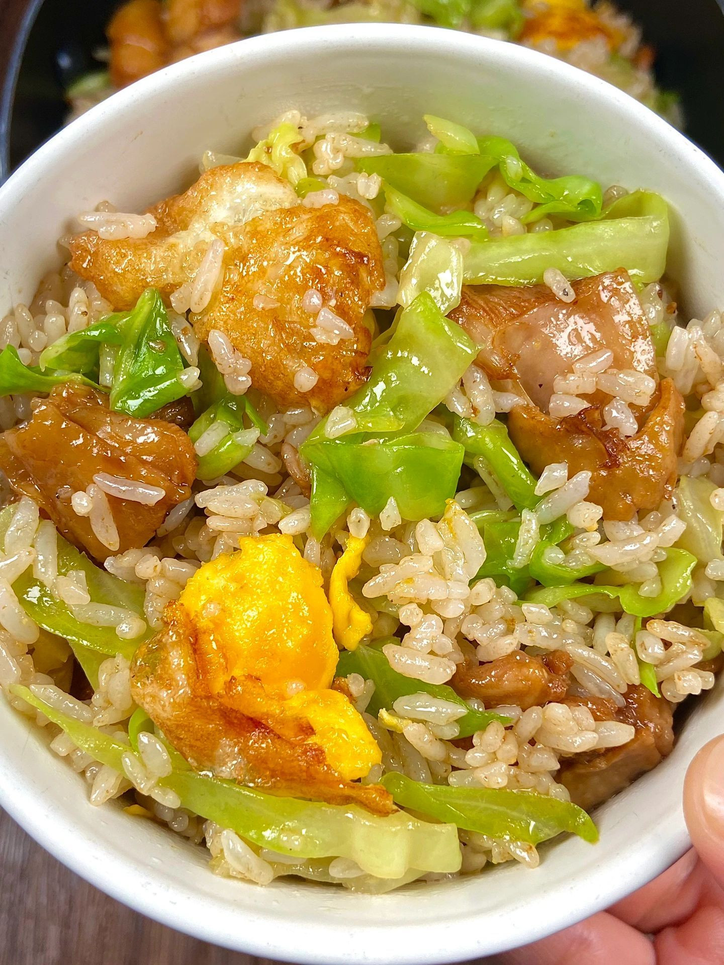 Cơm chiên đùi gà bắp cải