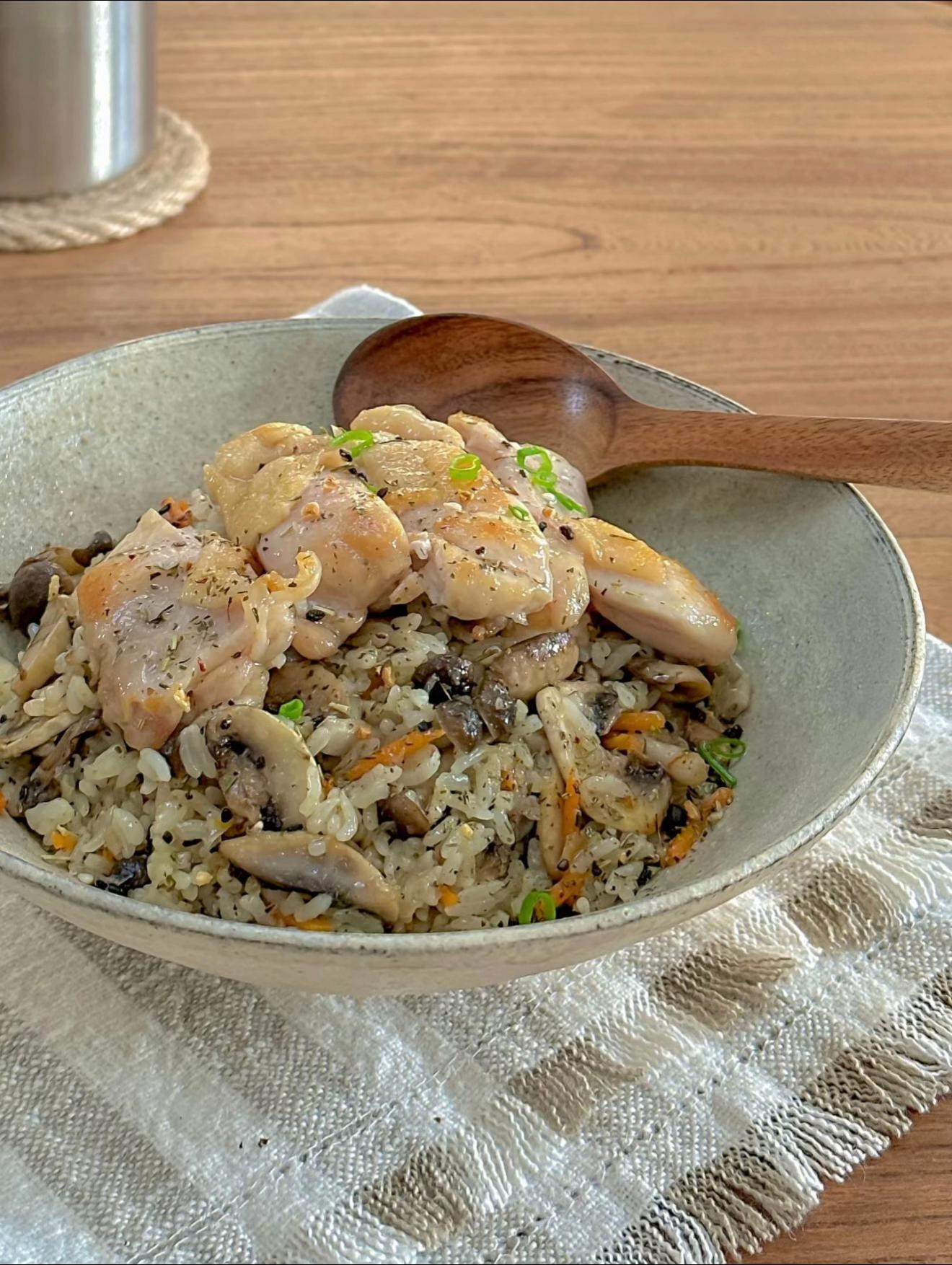 Cơm gà nấm dinh dưỡng cho người bận rộn