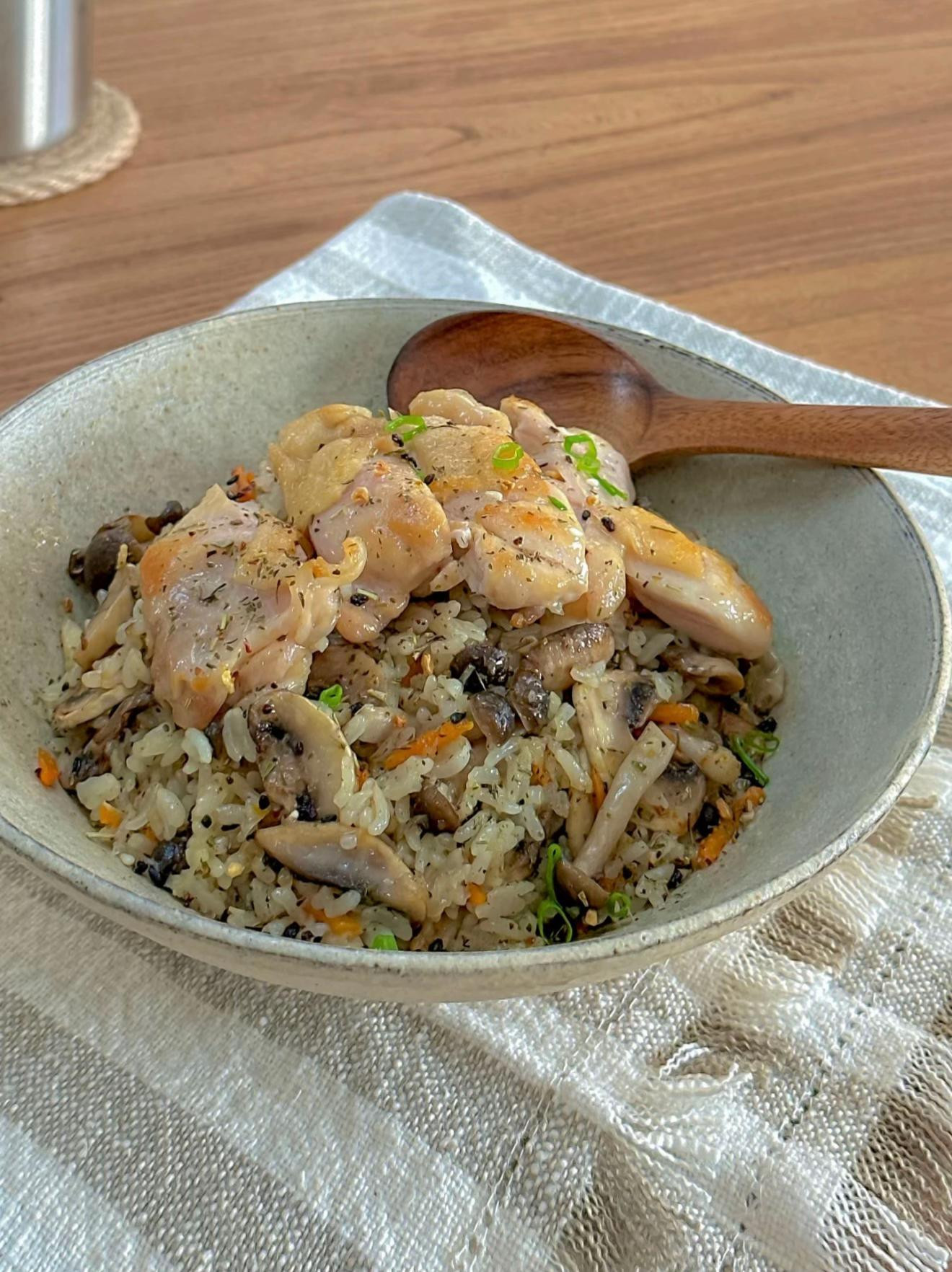 Cơm gà nấm dinh dưỡng cho người bận rộn