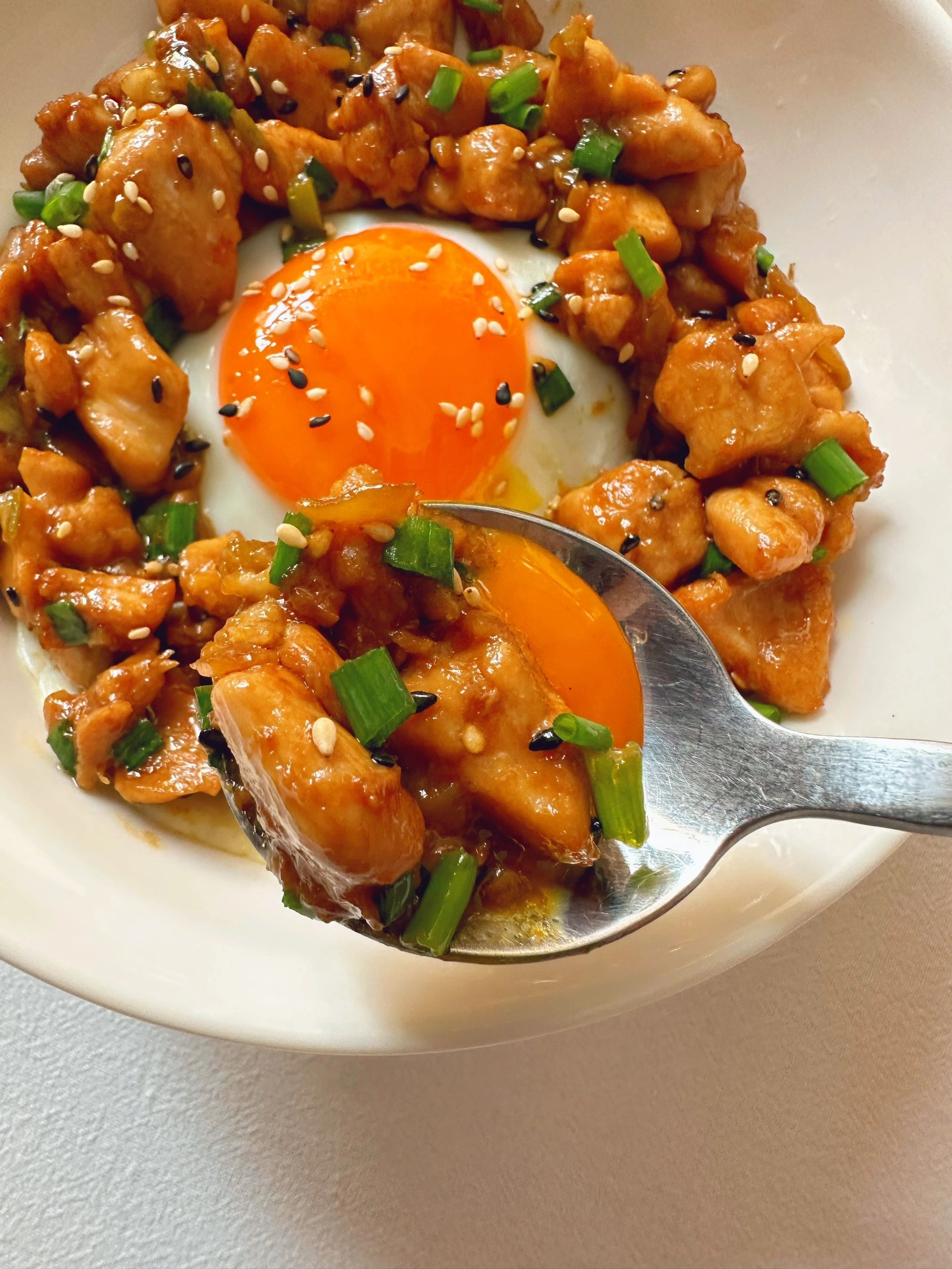 Cơm Ngũ Cốc Trứng Chiên Gà Xào Mù Tạt Thơm Lừng