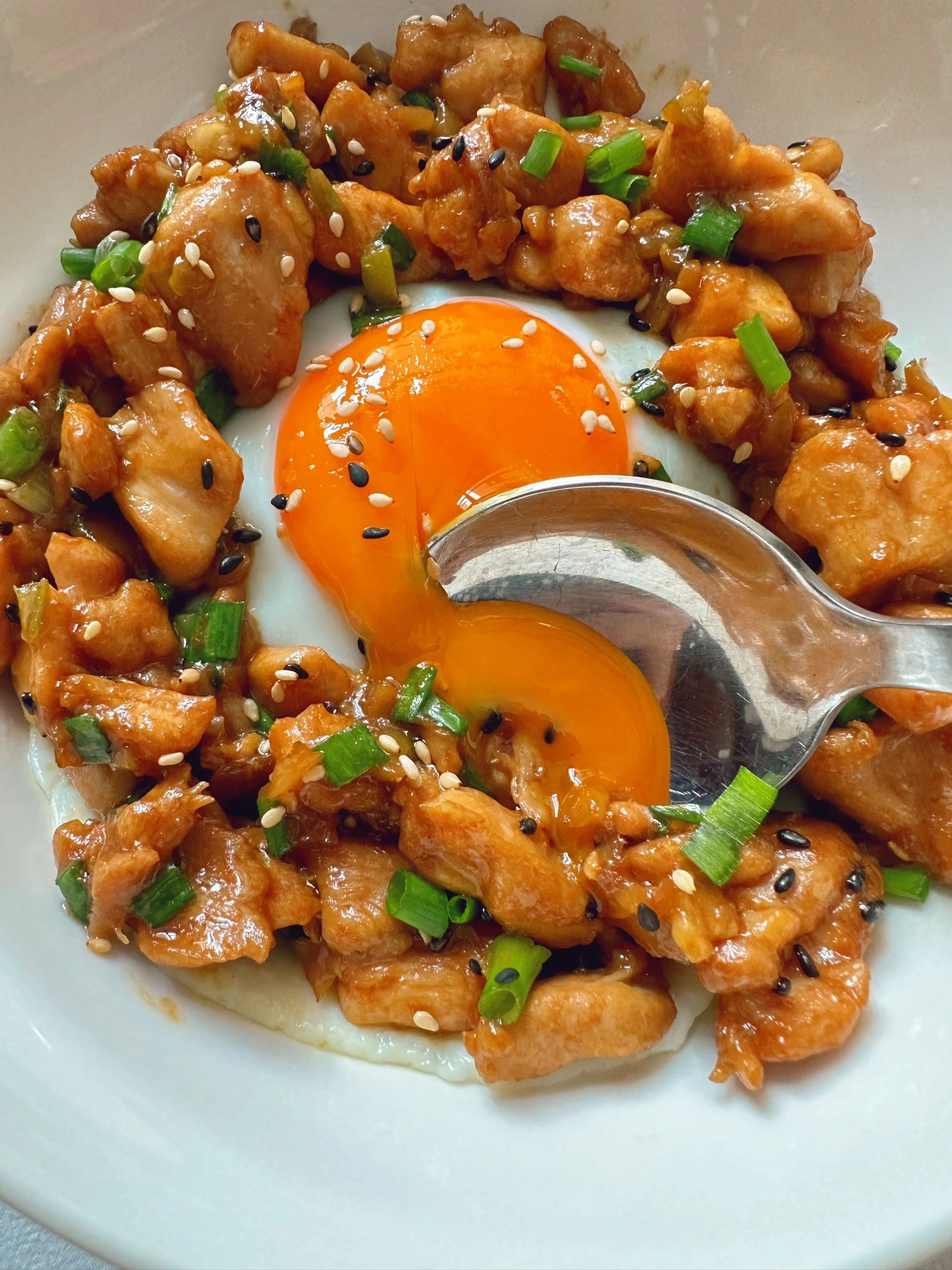 Cơm Ngũ Cốc Trứng Chiên Gà Xào Mù Tạt Thơm Lừng