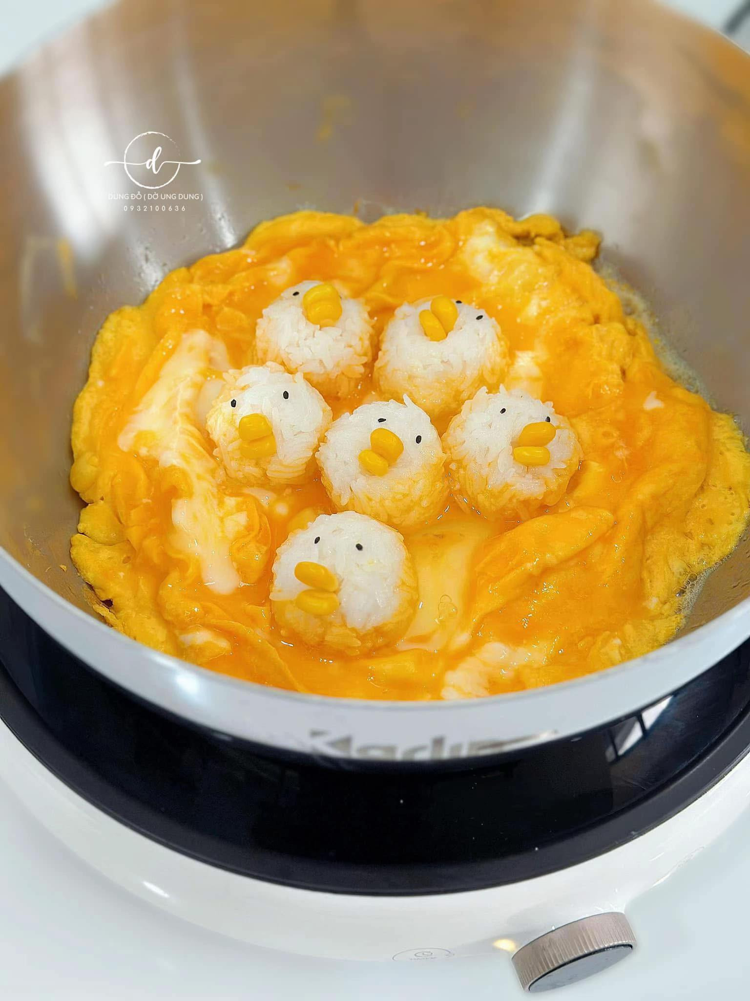 CƠM VỊT BƠI LỘI TRONG TRỨNG.