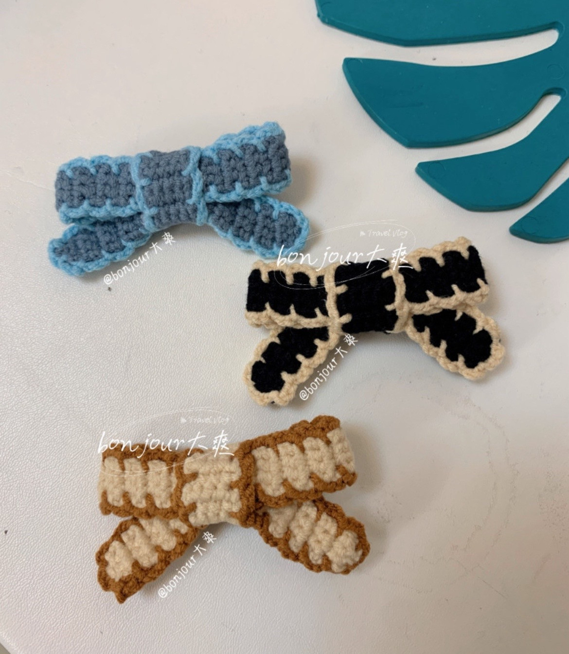 Crochet Bow Pattern with Elegant Border Design