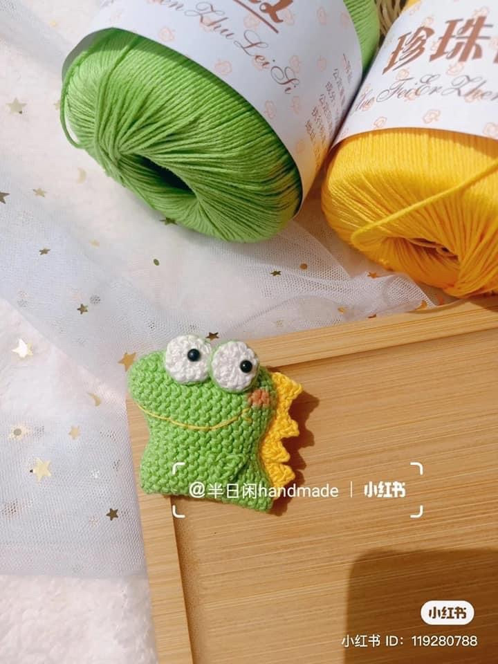 Crochet Frog Keychain Pattern with Cute Design Elements