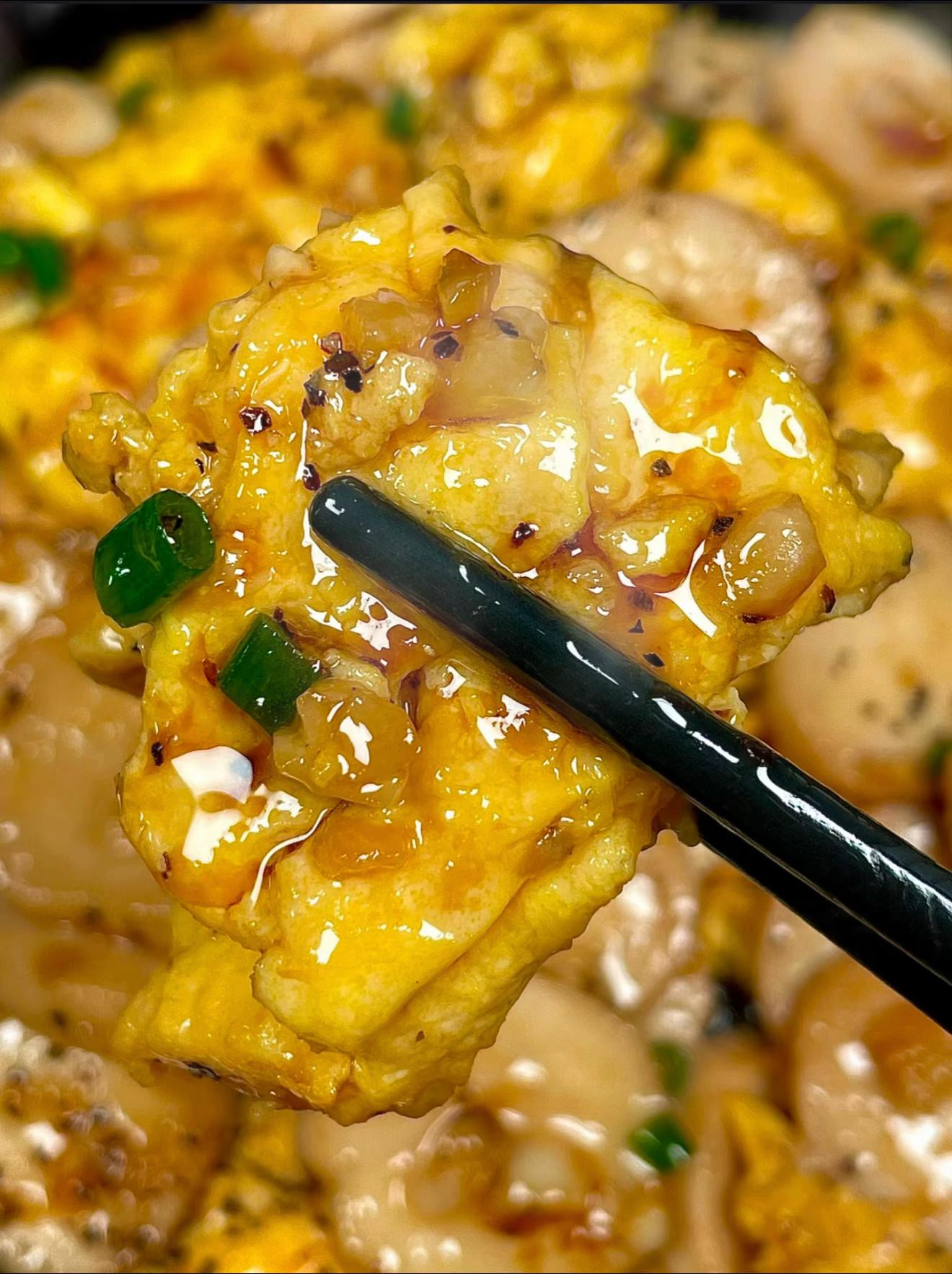 Đậm đà nấm đùi gà xào trứng hấp dẫn