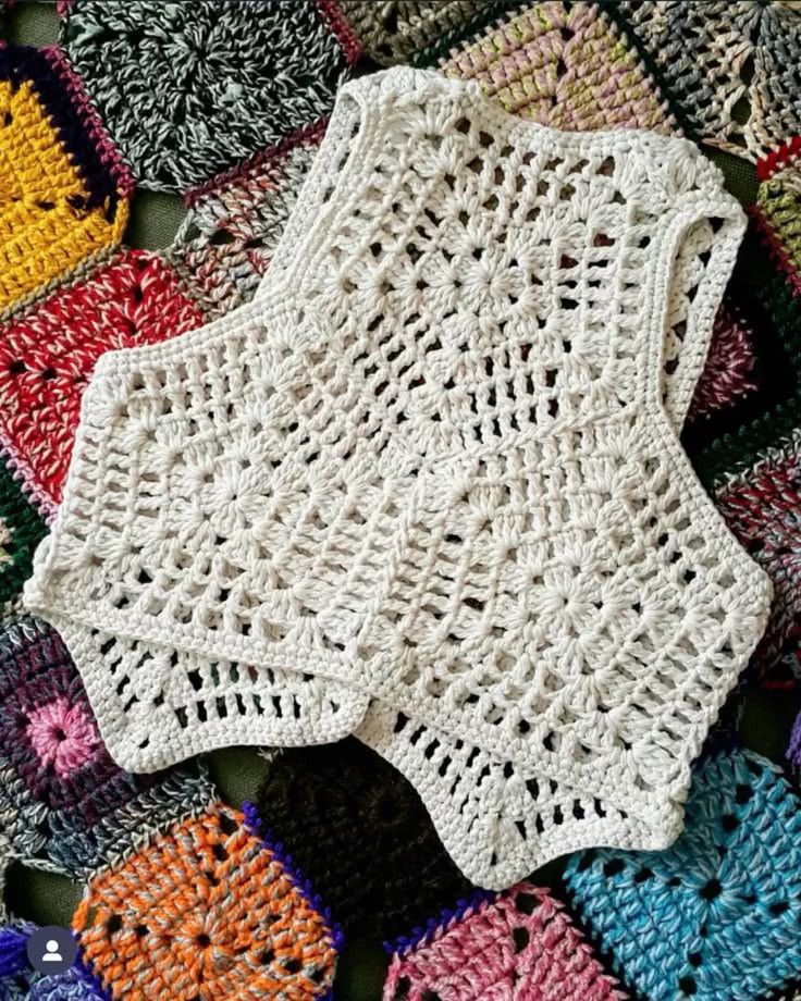 Elegant Crochet Top Pattern with Hexagonal Motif