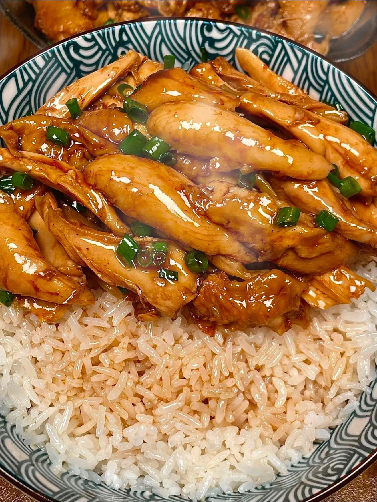 Gà om xì dầu thơm lừng, đậm đà vị gừng tỏi