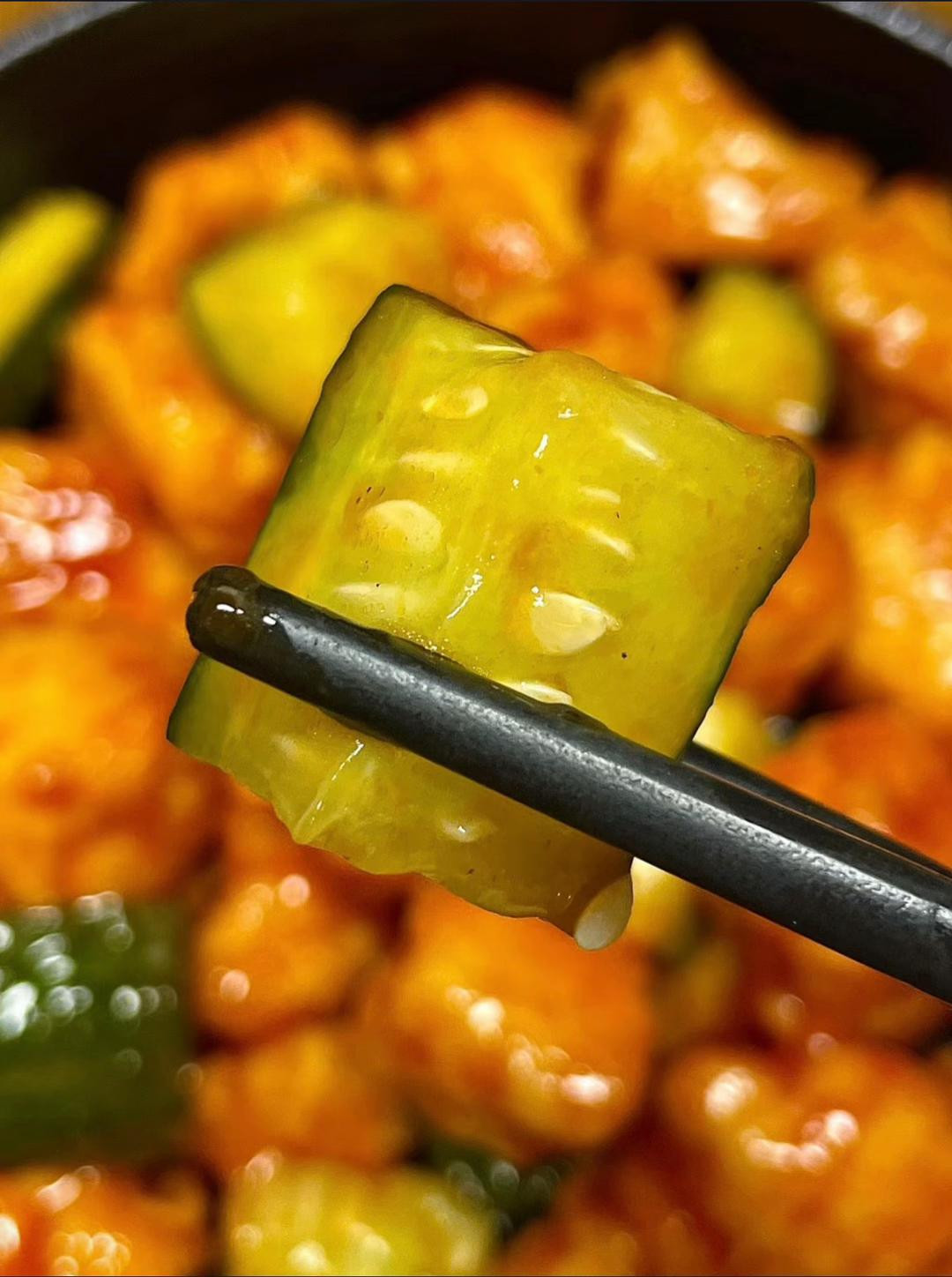 Gà Sốt Chua Ngọt Cùng Dưa Leo Tươi Mát