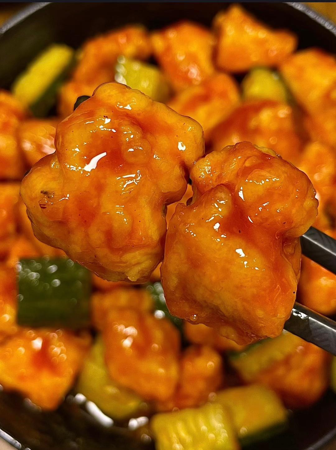 Gà Sốt Chua Ngọt Cùng Dưa Leo Tươi Mát