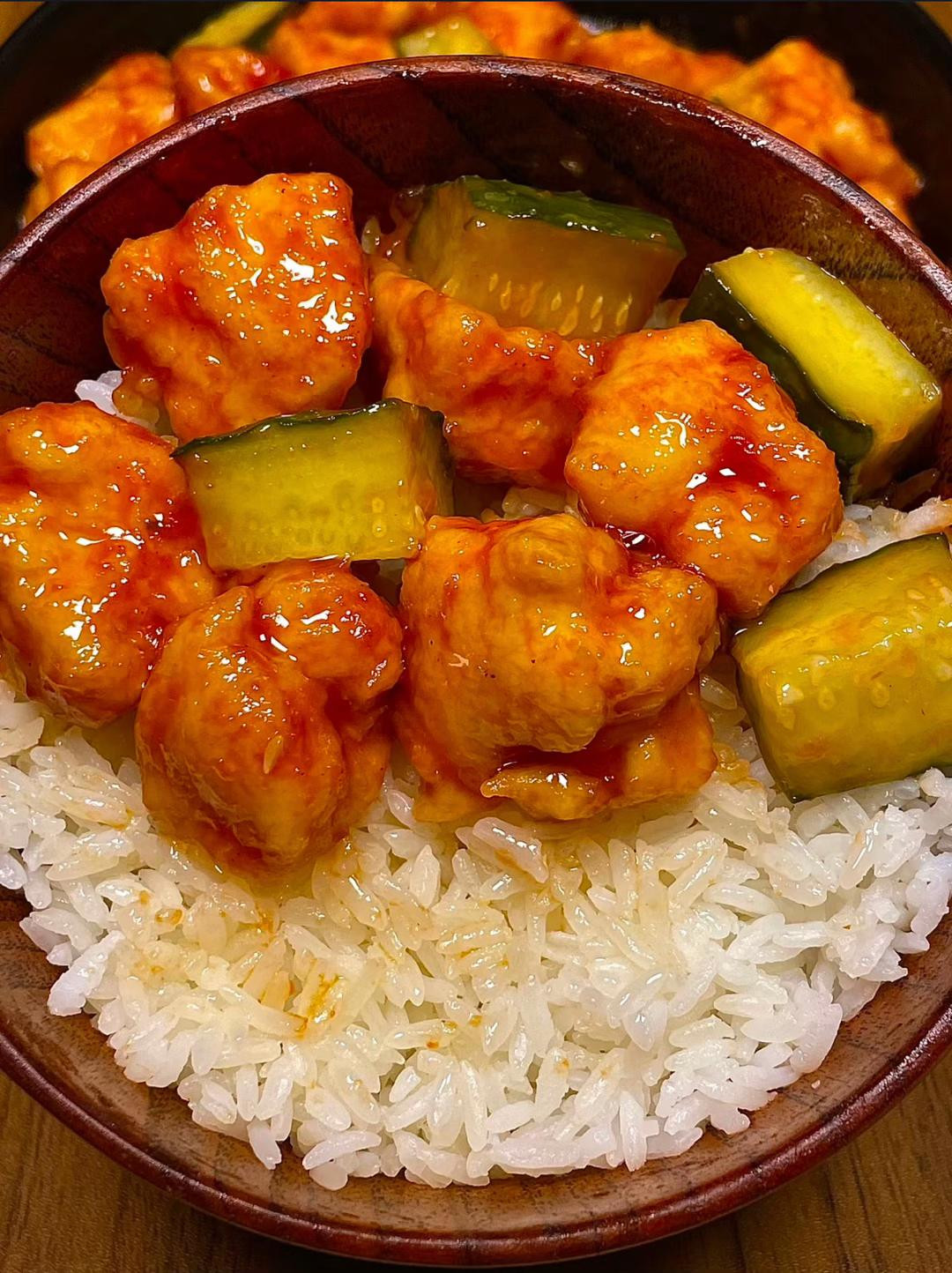 Gà Sốt Chua Ngọt Cùng Dưa Leo Tươi Mát