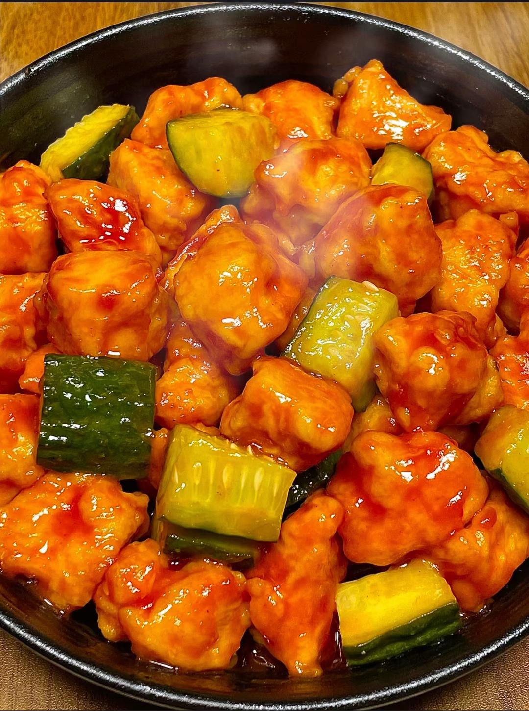 Gà Sốt Chua Ngọt Cùng Dưa Leo Tươi Mát