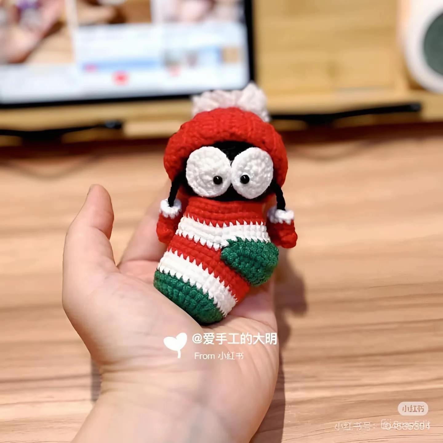 Hướng dẫn móc len vớ Pochacco cho mùa lễ hội ấm áp