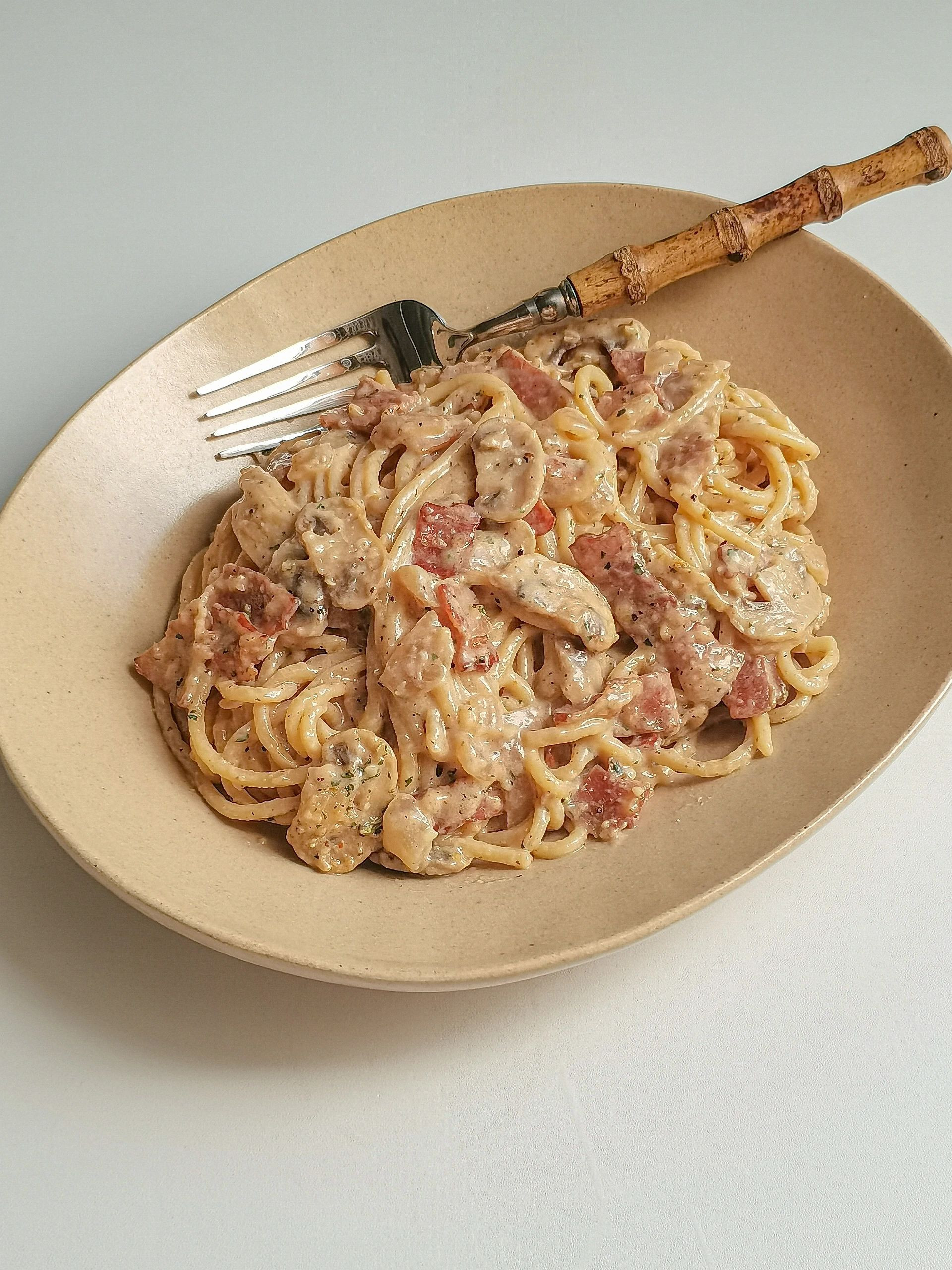 Mì Ý Sốt Kem Thịt Xông Khói Nấm Thơm Ngon Cuối Tuần