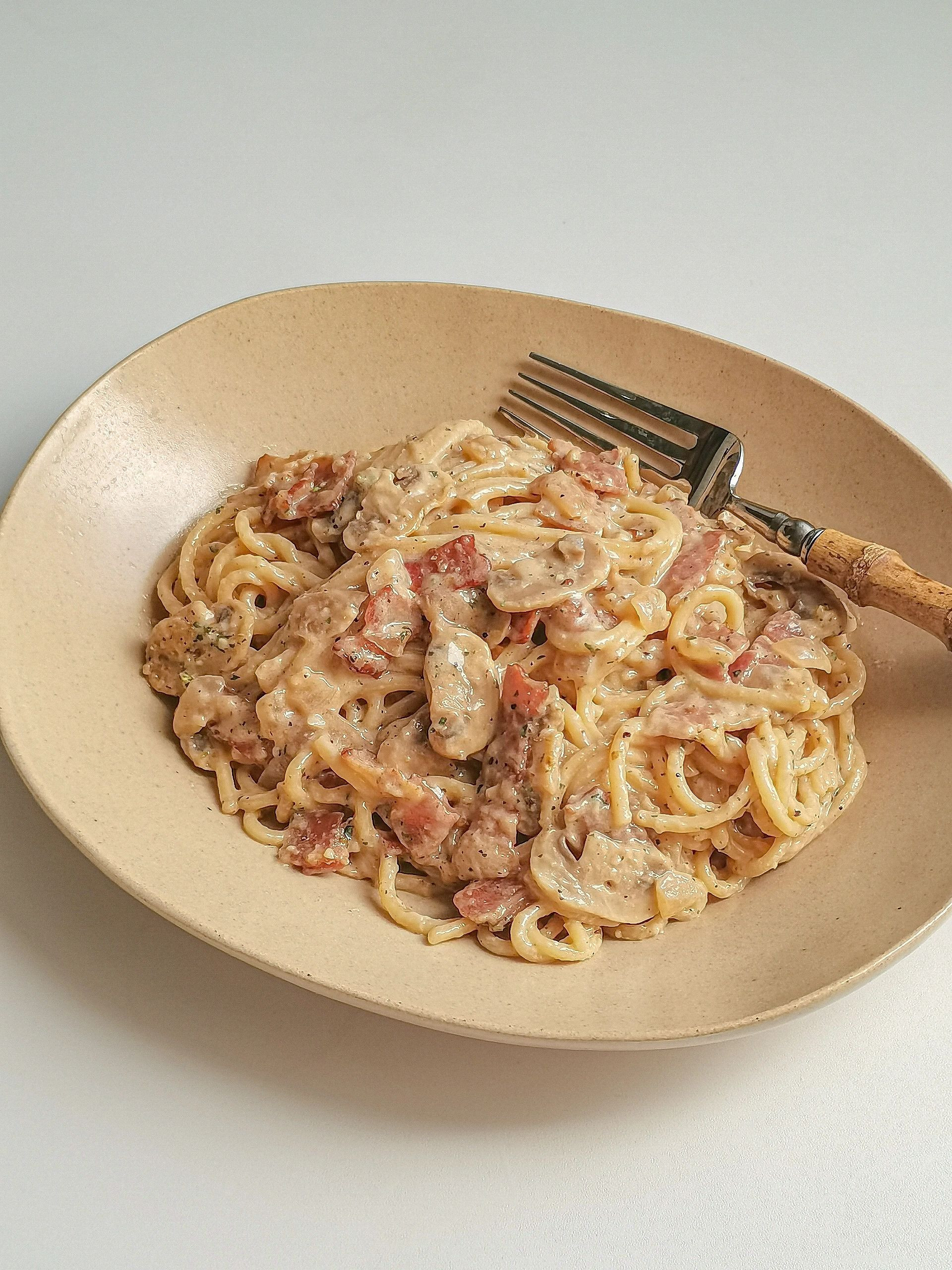 Mì Ý Sốt Kem Thịt Xông Khói Nấm Thơm Ngon Cuối Tuần