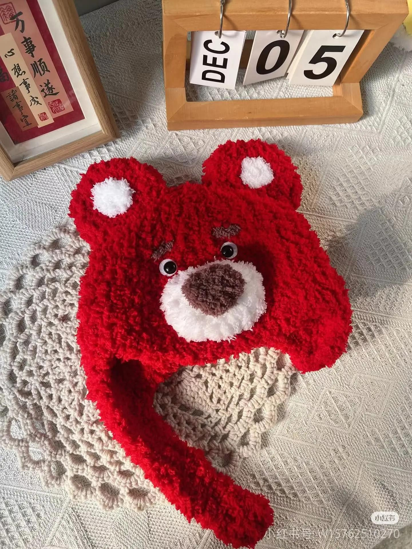 Mũ len đỏ kiểu dây thừng tạo điểm nhấn phong cách