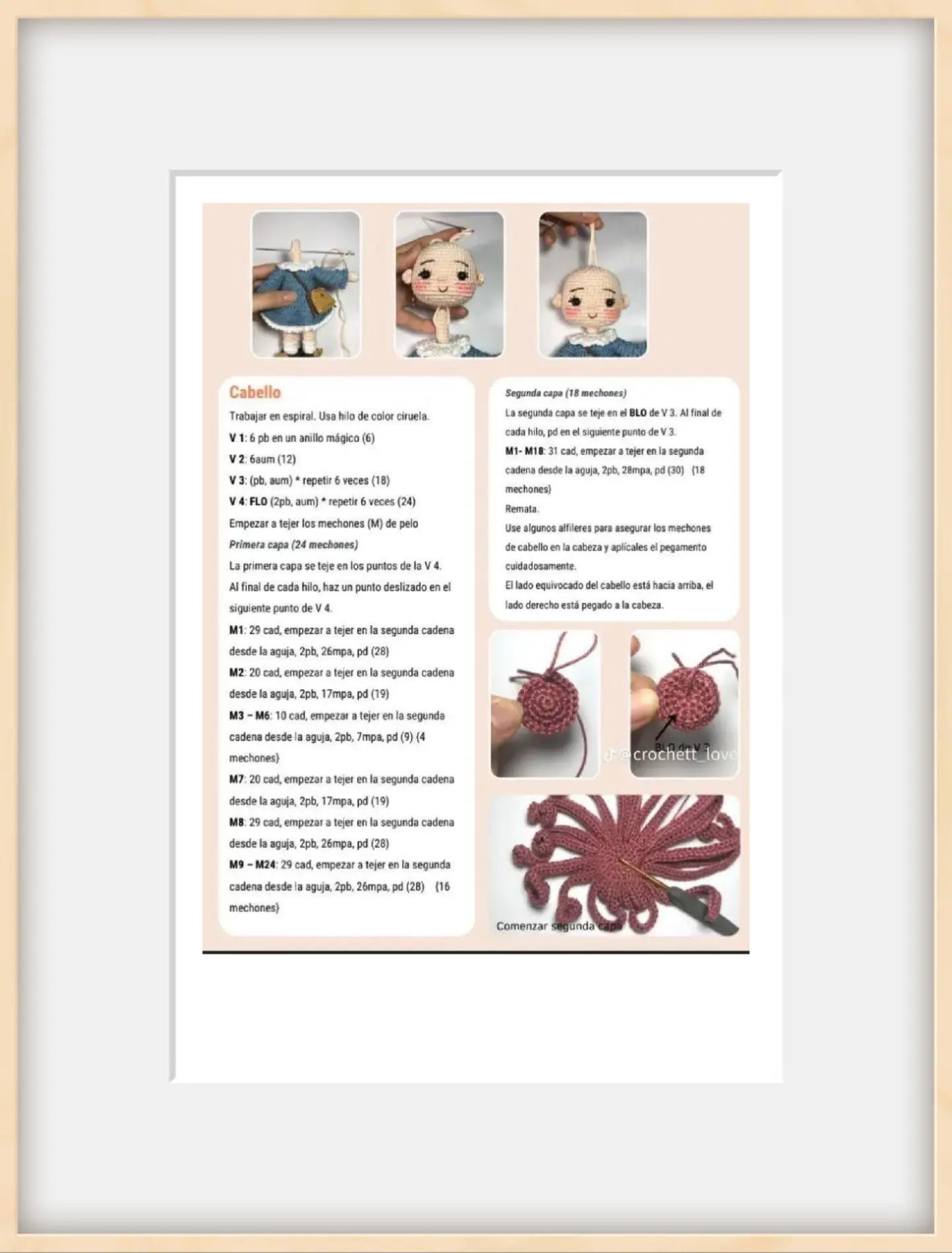 Muñeca de crochet con vestido azul y bolso marrón