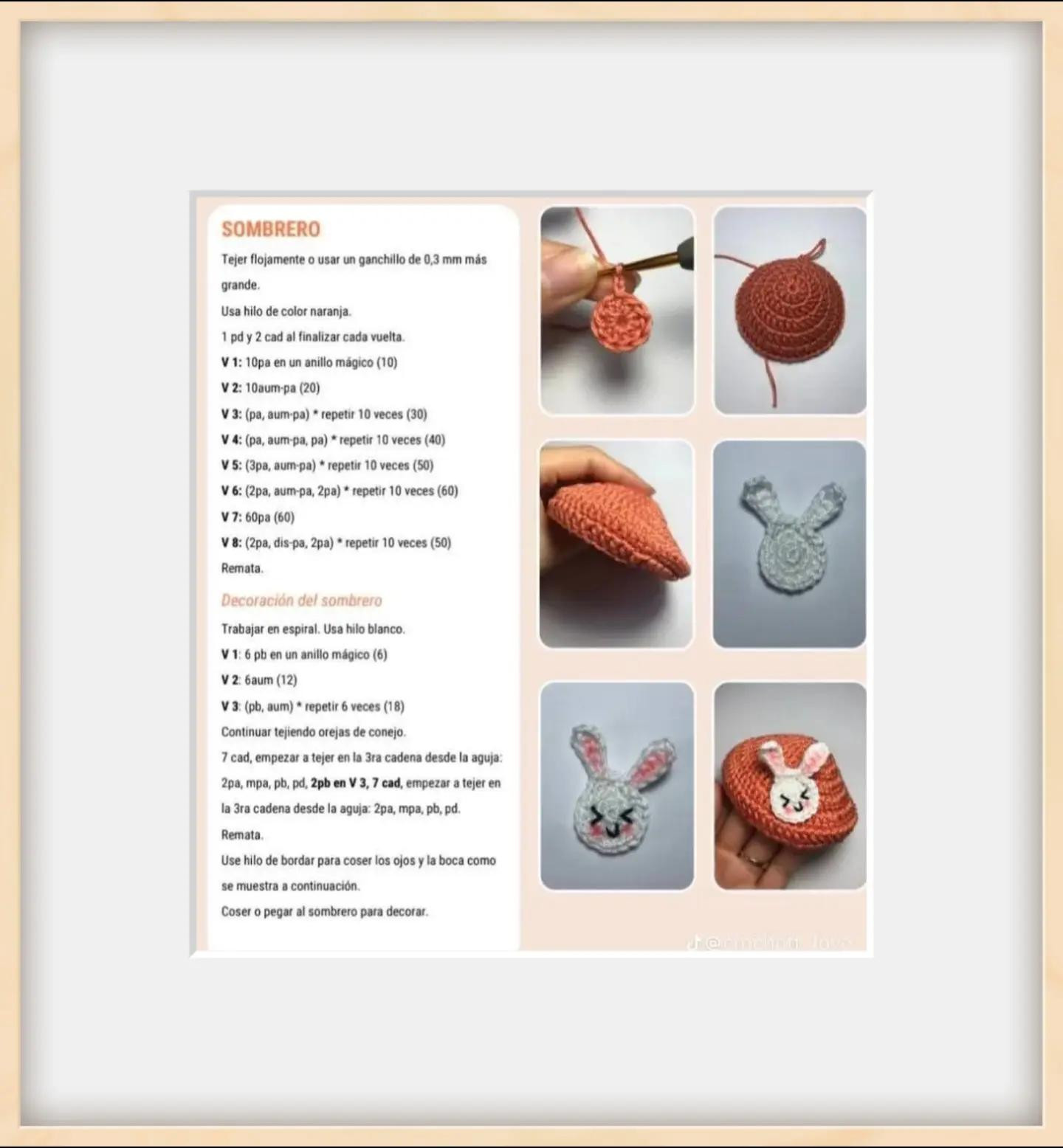 Muñeca de crochet con vestido azul y bolso marrón