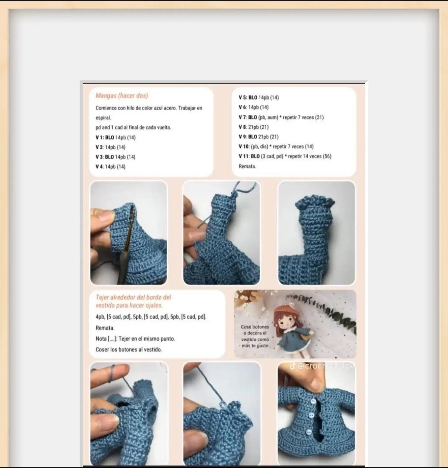 Muñeca de crochet con vestido azul y bolso marrón