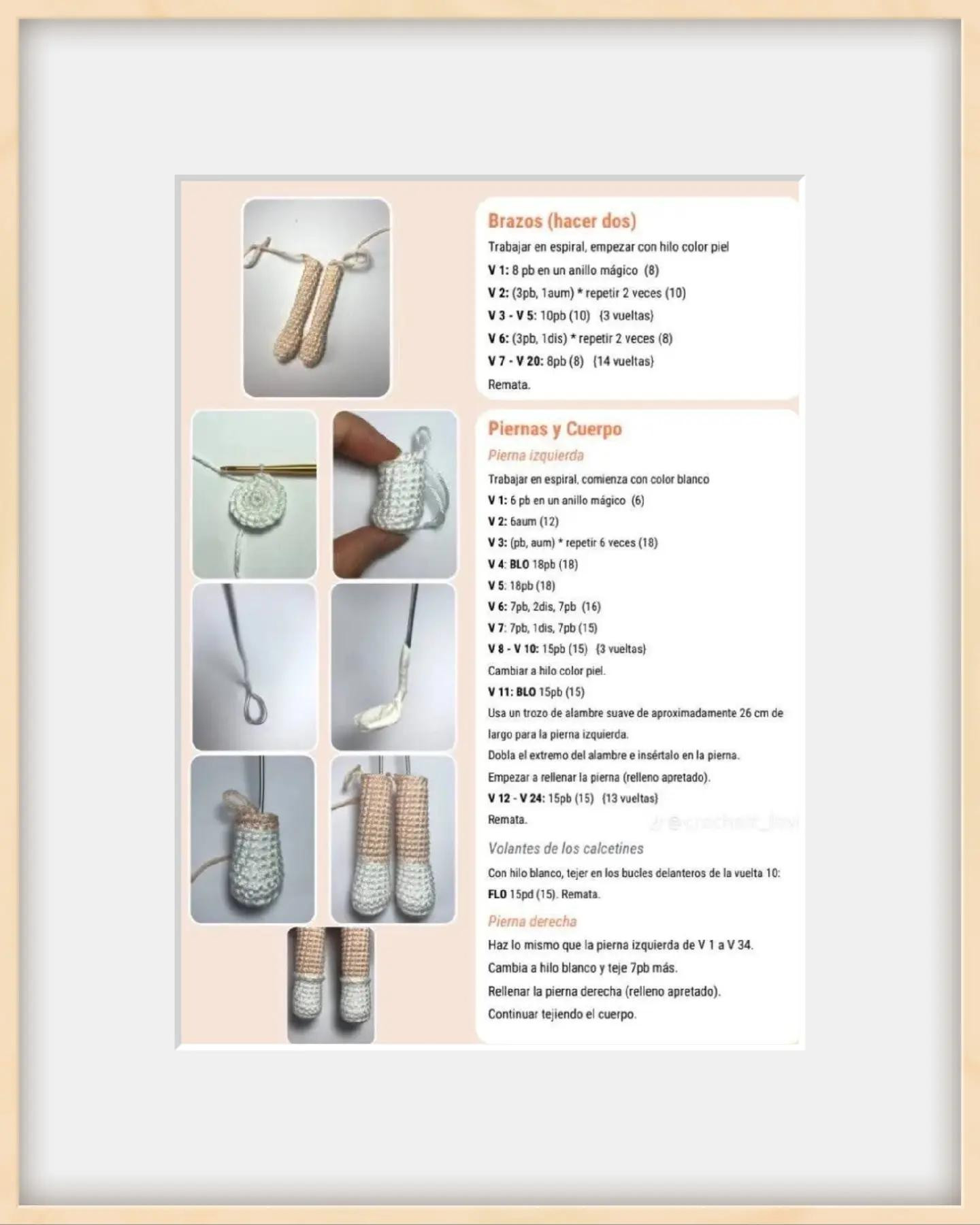 Muñeca de crochet con vestido azul y bolso marrón