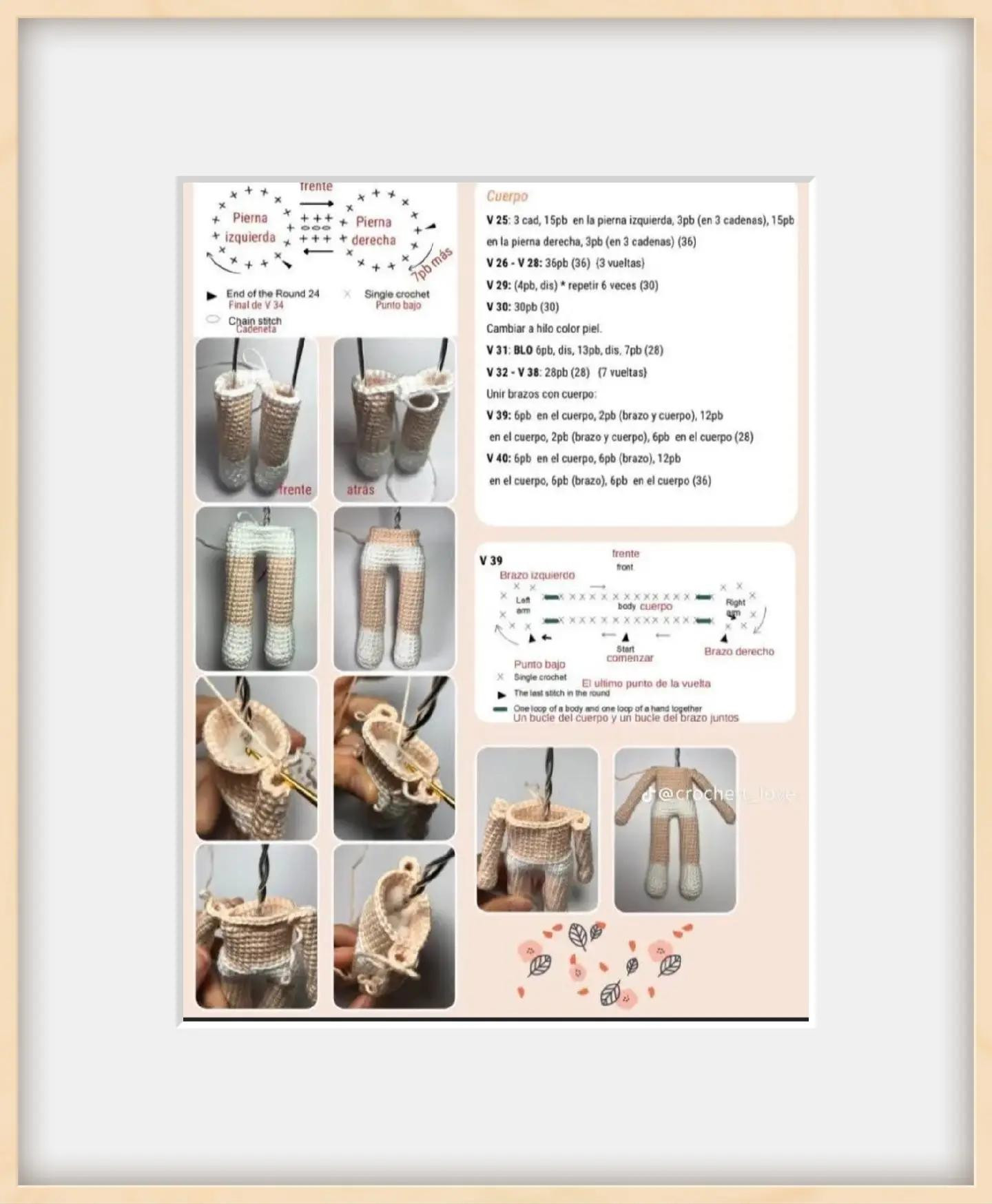 Muñeca de crochet con vestido azul y bolso marrón