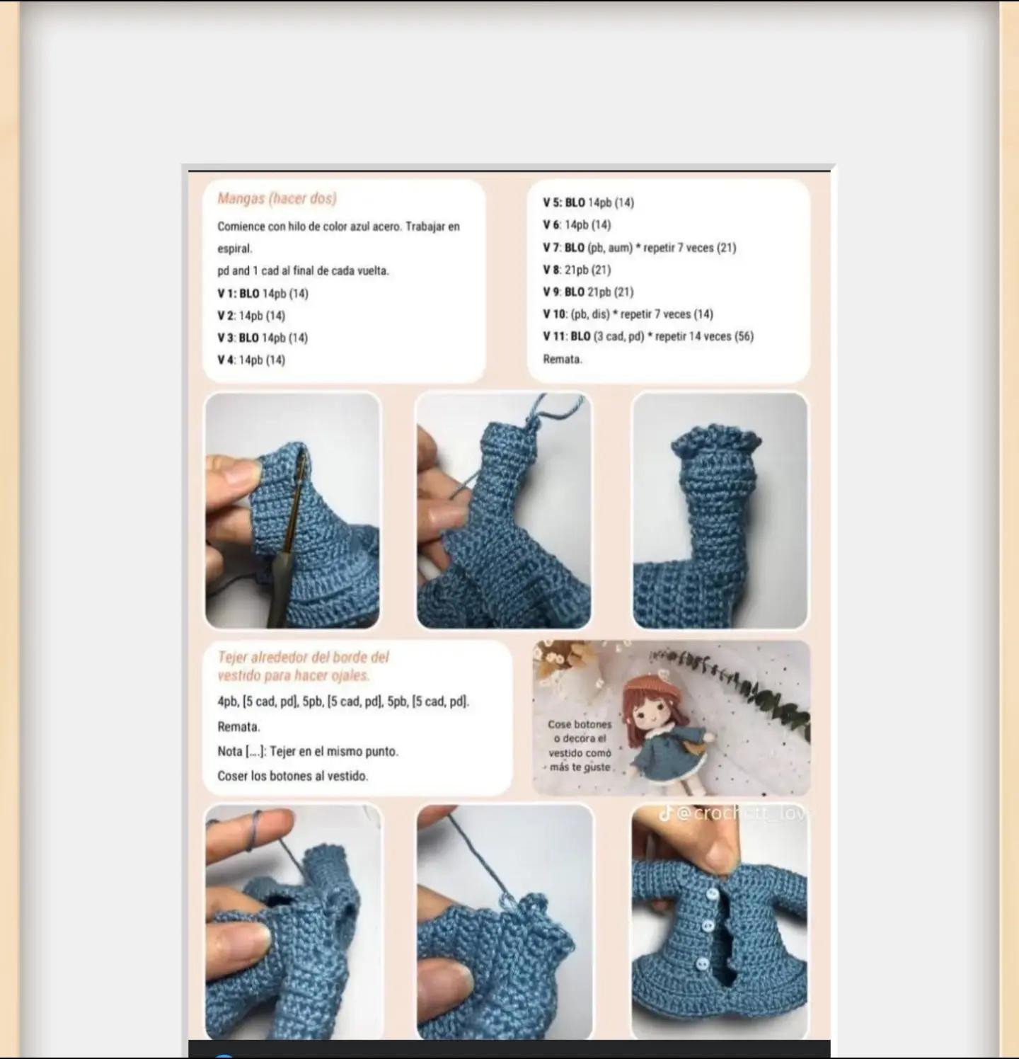 Muñeca de crochet con vestido azul y bolso marrón
