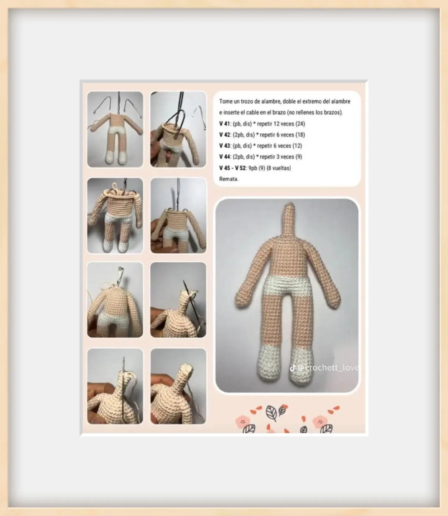 Muñeca de crochet con vestido azul y bolso marrón