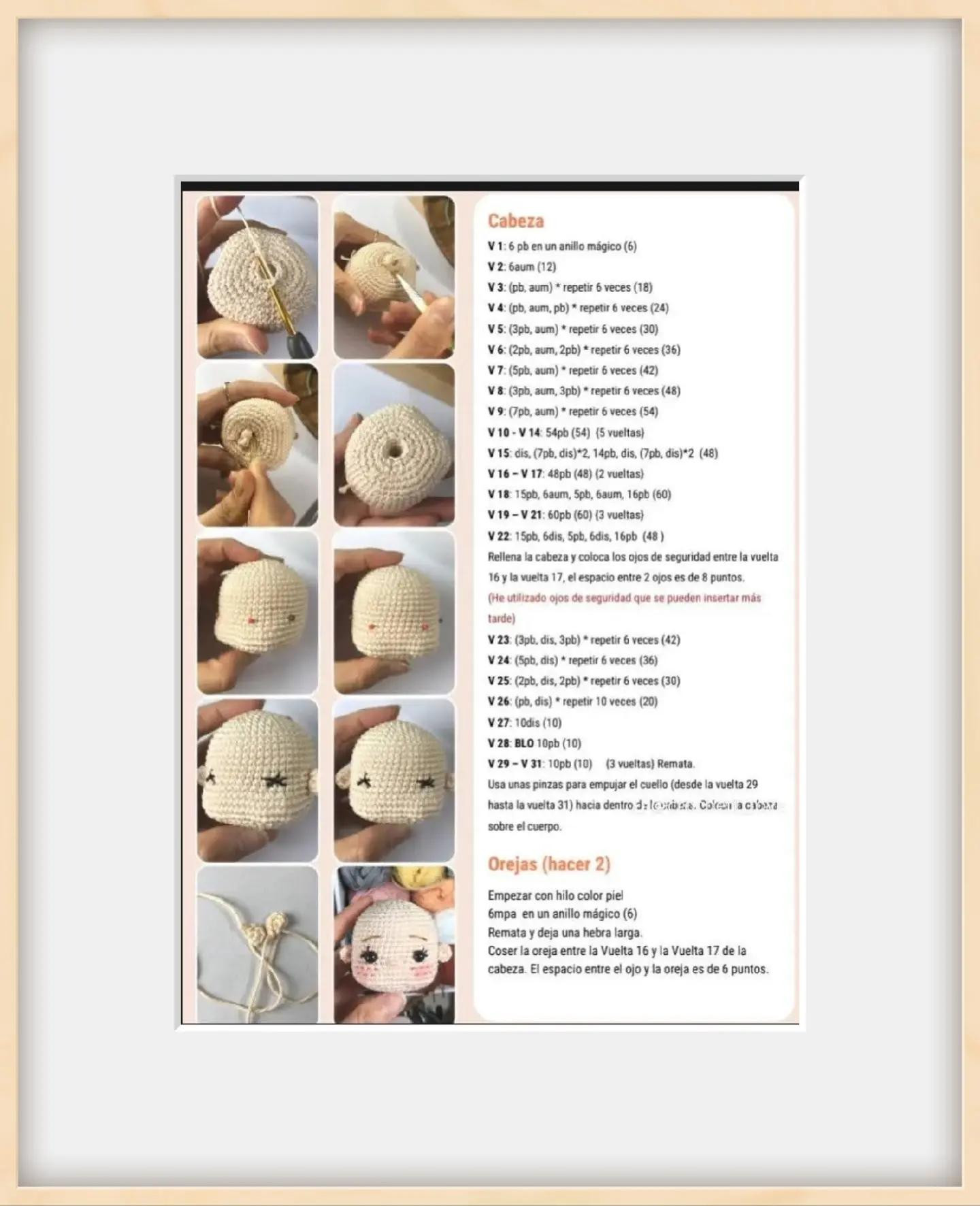 Muñeca de crochet con vestido azul y bolso marrón