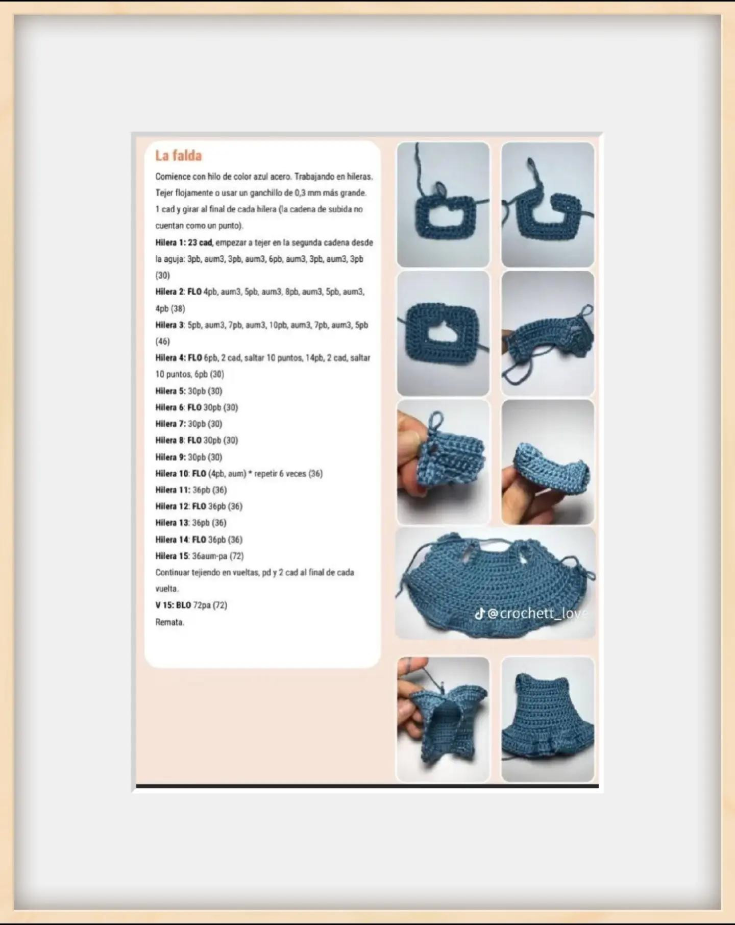 Muñeca de crochet con vestido azul y bolso marrón