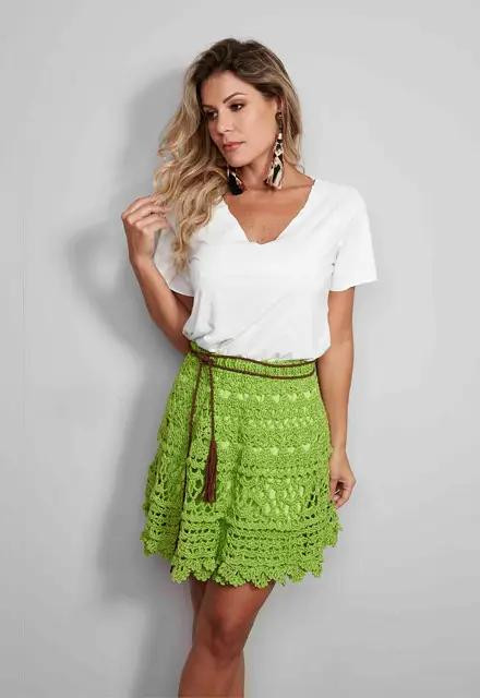 Saia de crochê verde vibrante com design delicado
