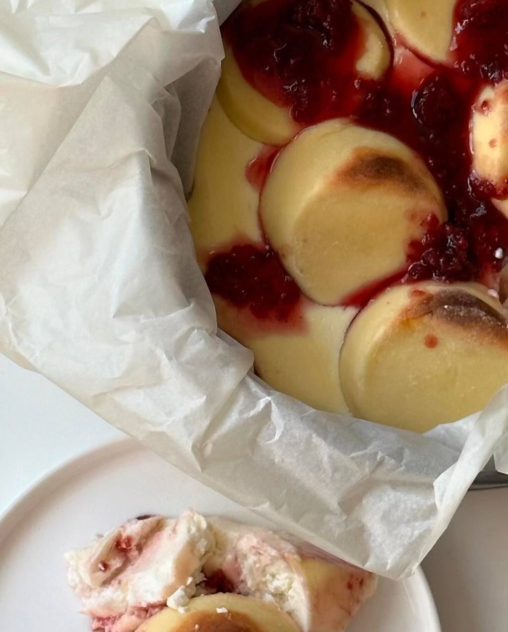 Сырники с ягодным соусом и ванильным кремом