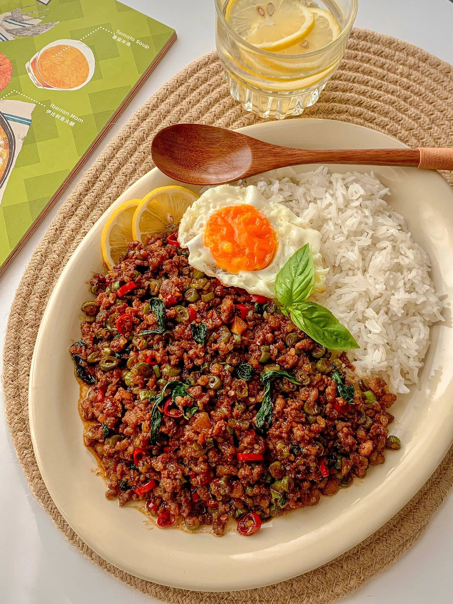 Thịt Heo Bằm Xào Húng Quế Đậm Đà Hương Vị Thái Lan