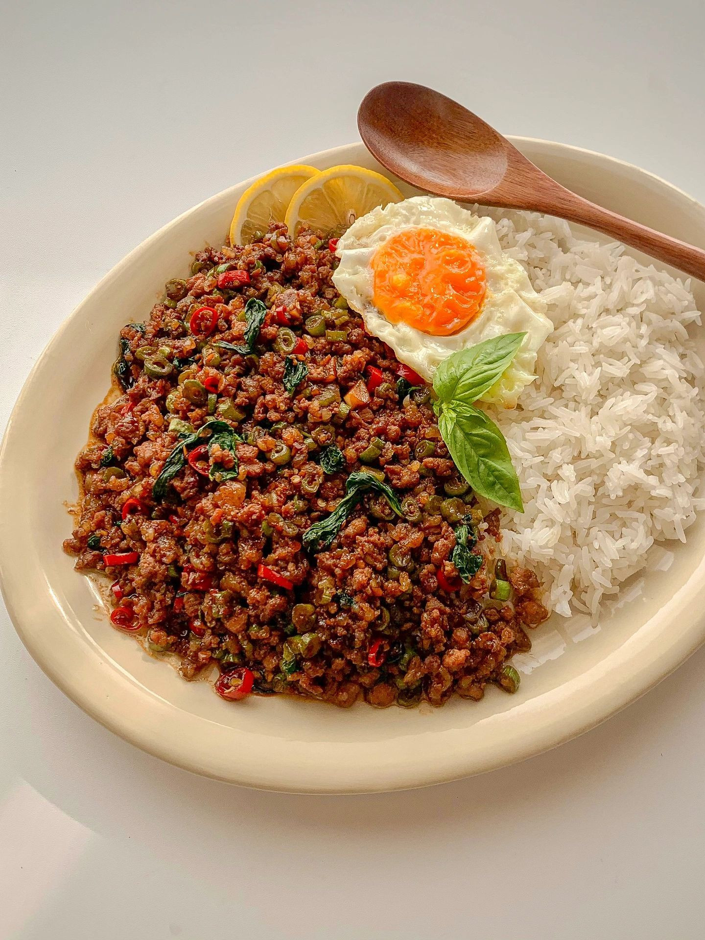 Thịt Heo Bằm Xào Húng Quế Đậm Đà Hương Vị Thái Lan