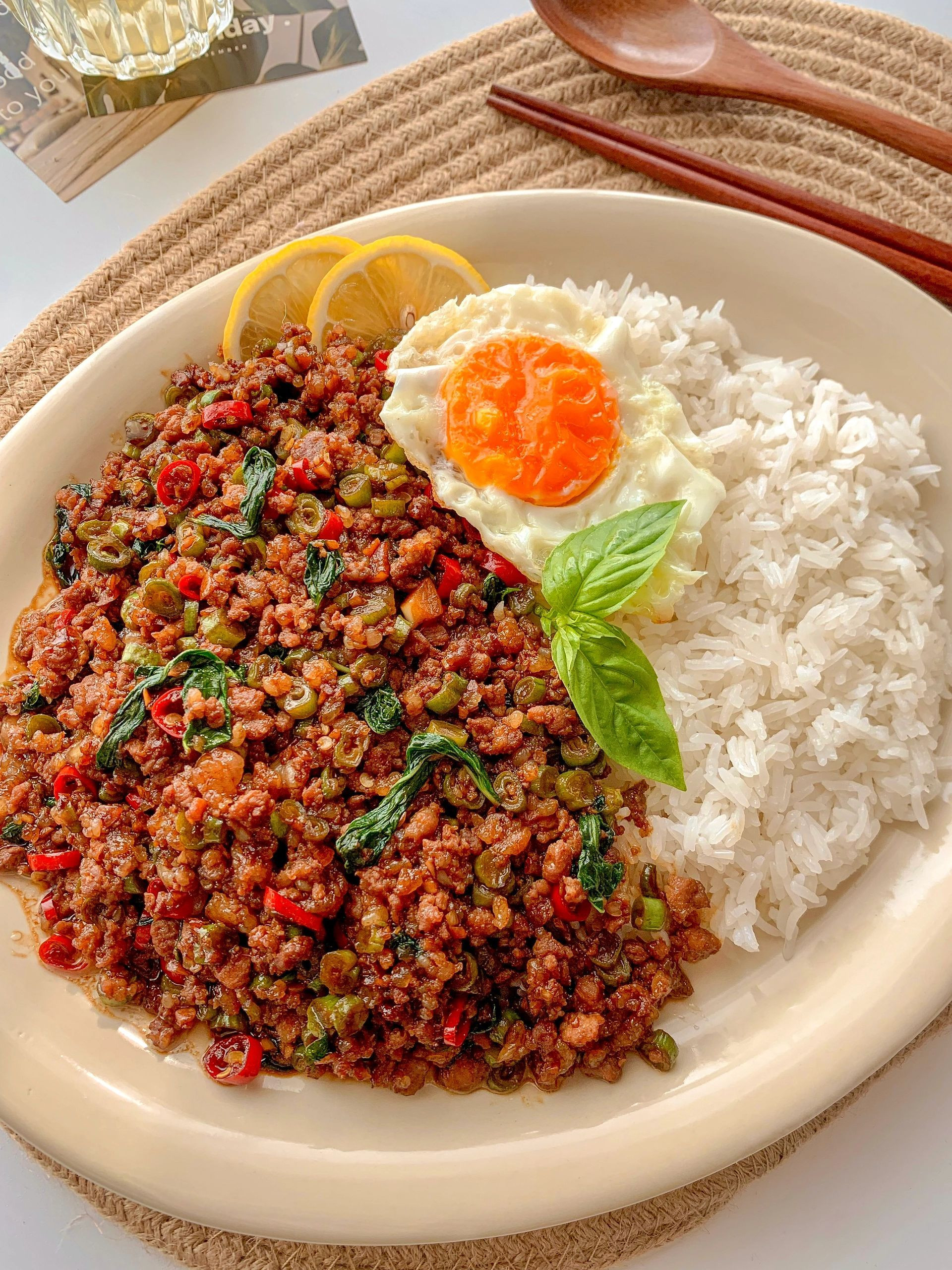 Thịt Heo Bằm Xào Húng Quế Đậm Đà Hương Vị Thái Lan