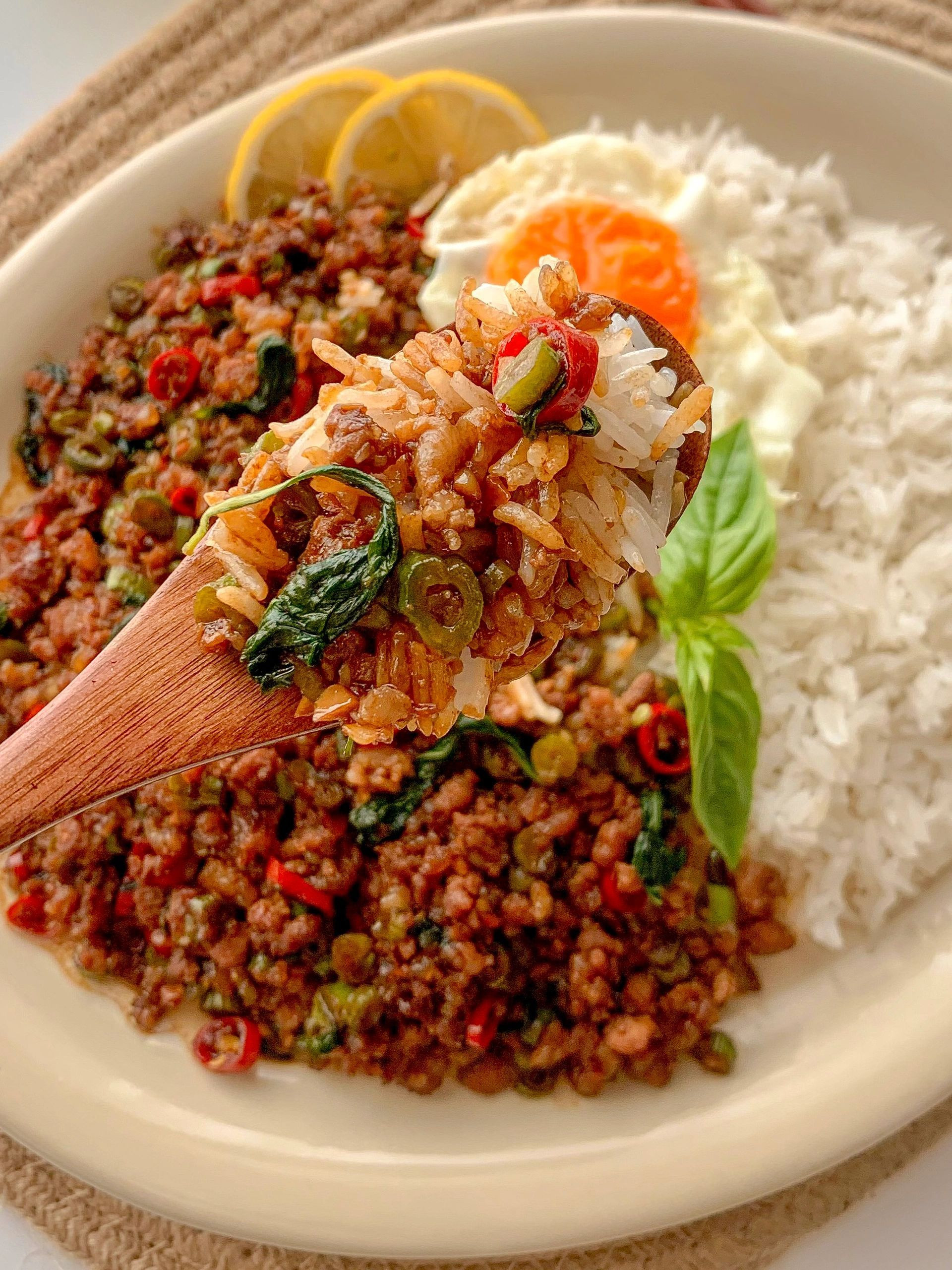 Thịt Heo Bằm Xào Húng Quế Đậm Đà Hương Vị Thái Lan