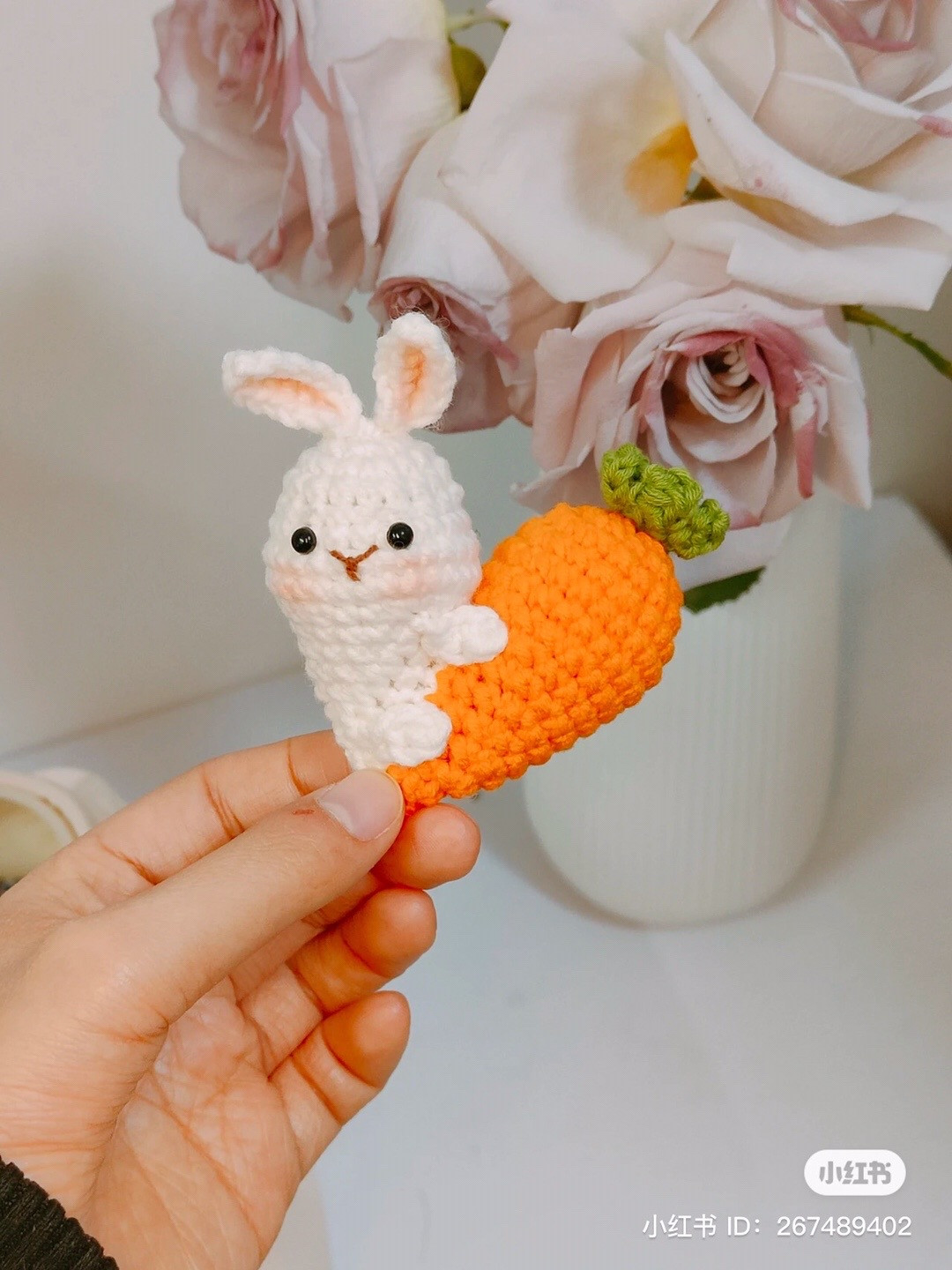 Thỏ ôm cà rốt dễ thương làm từ len móc.