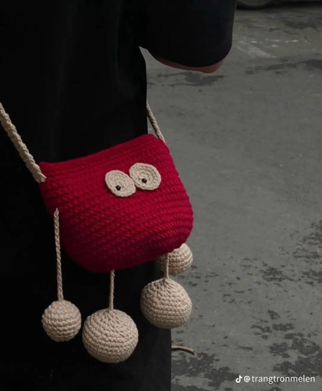 Túi xách len móc hình thú dễ thương với quả bông trang trí