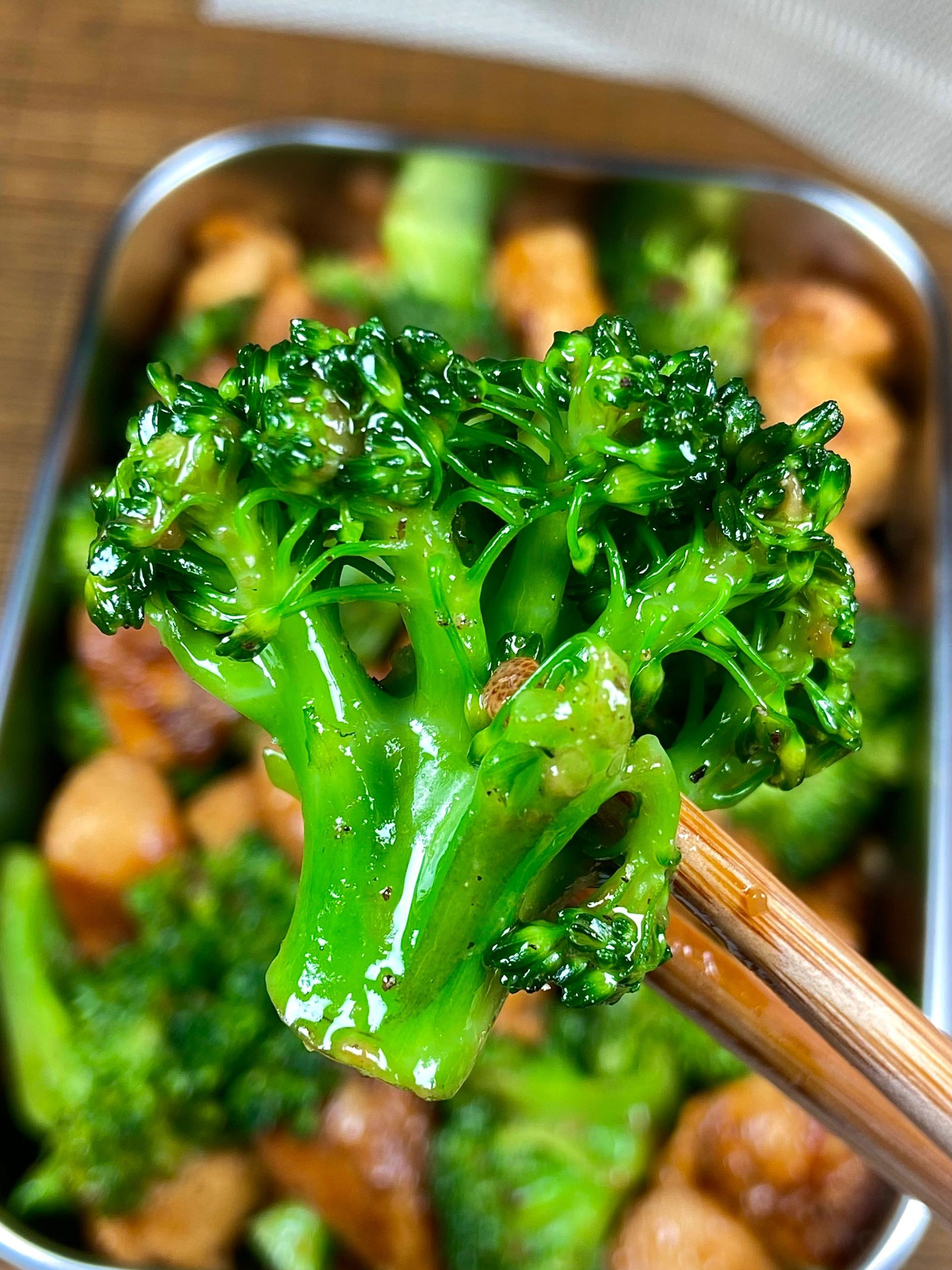 Ức gà xào bông cải xanh