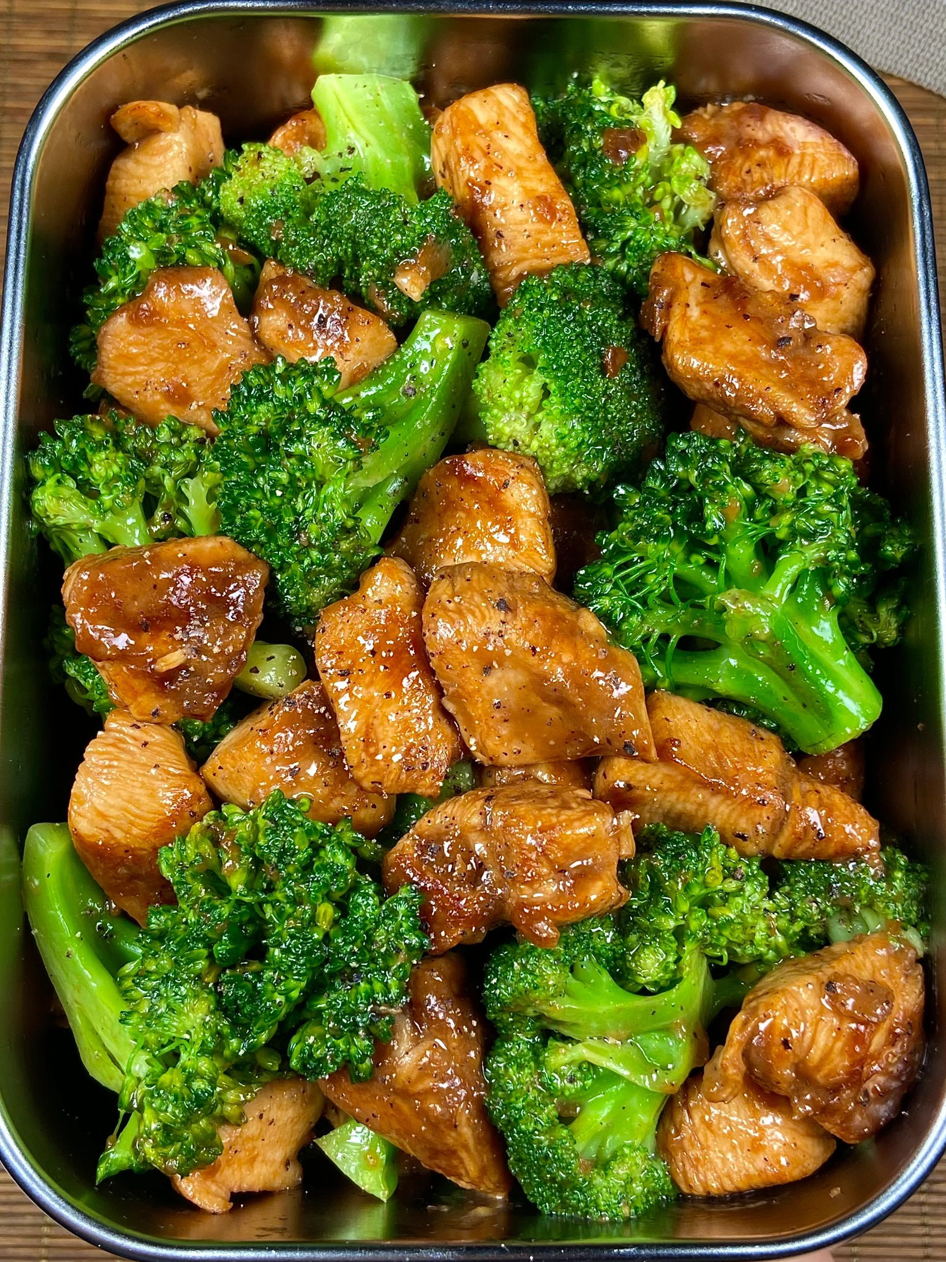 Ức gà xào bông cải xanh